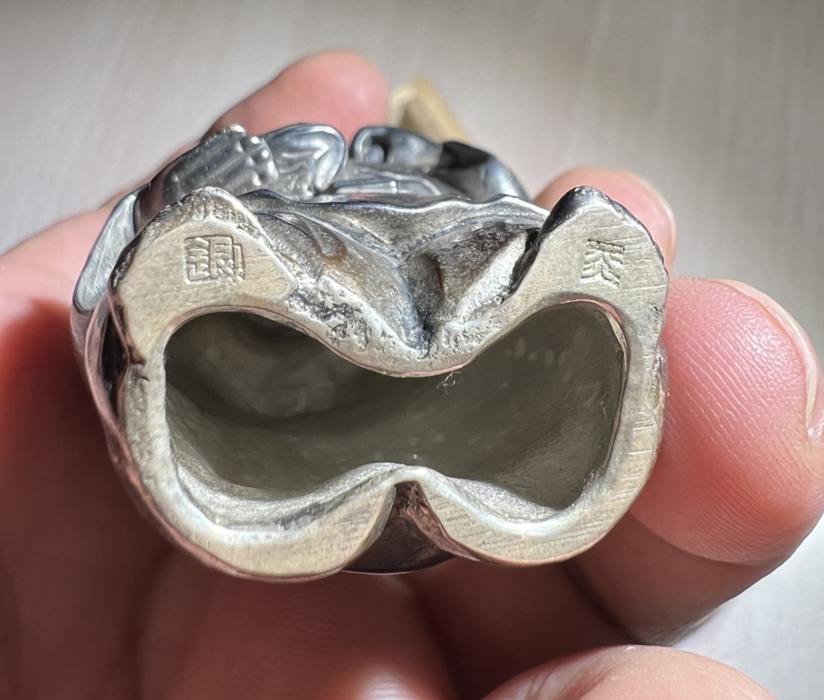 大猫徽章拍卖第205期 纯银财神惠比须摆件，附原木盒，证书 惠比须（亦称惠比寿、夷，日语：えびす）是日本神话中的海神，属于七福神之一，也是七福神中唯一一个日本固有神明。常见的形象是头戴乌帽子、身穿狩衣、右手持钓竿、左手抱鲷鱼的姿态。惠比须是原先是日本渔民信仰的海上守护神，后来由于海运的兴起而成了商业神、财神，到14、15世纪演变为了全日本民众信仰的财神、商业神。日本著名金工，佐野宏行，号宏采，制作。