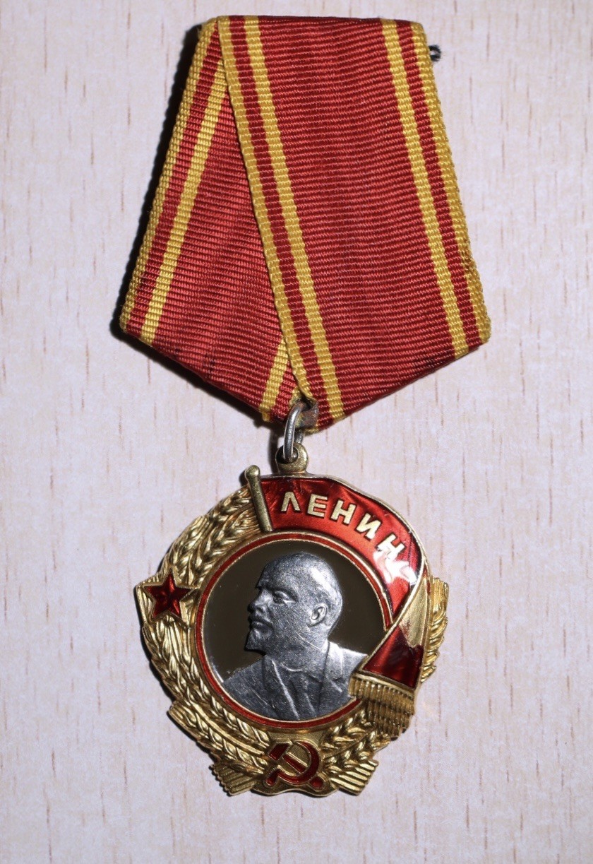 大猫徽章拍卖第205期 列宁勋章 带证 珐琅有损 28.5克纯金，2.5克铂金及银