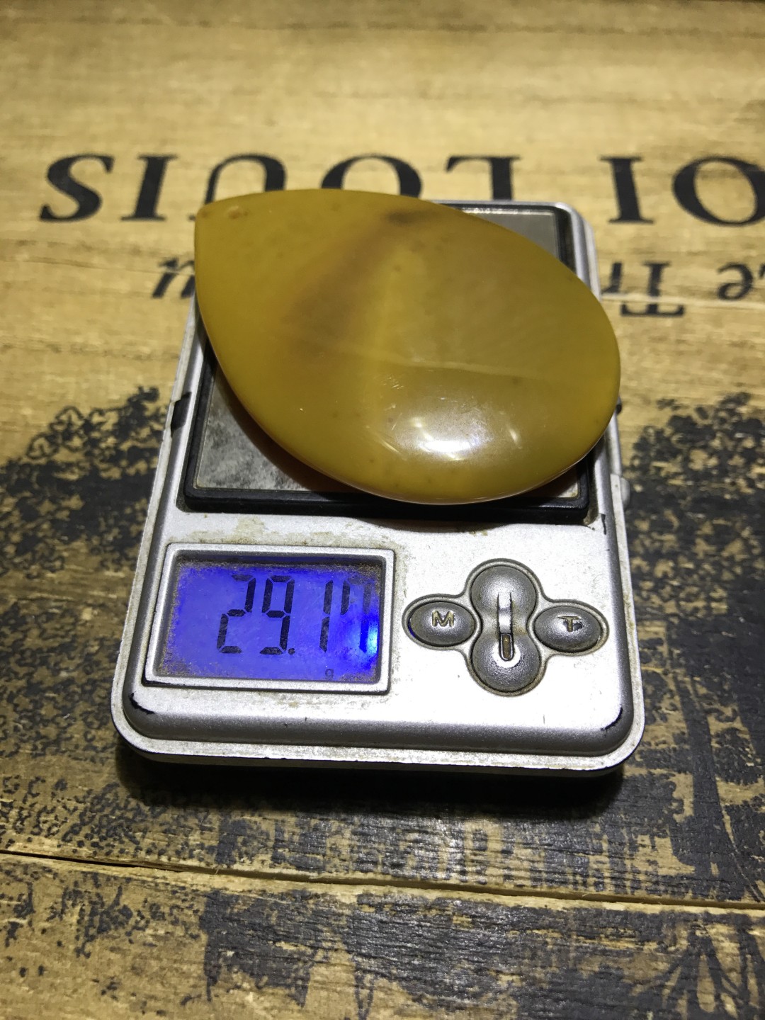 放福利，精美高润度鸡油黄冻料战国水滴型大吊坠（把件）一个，