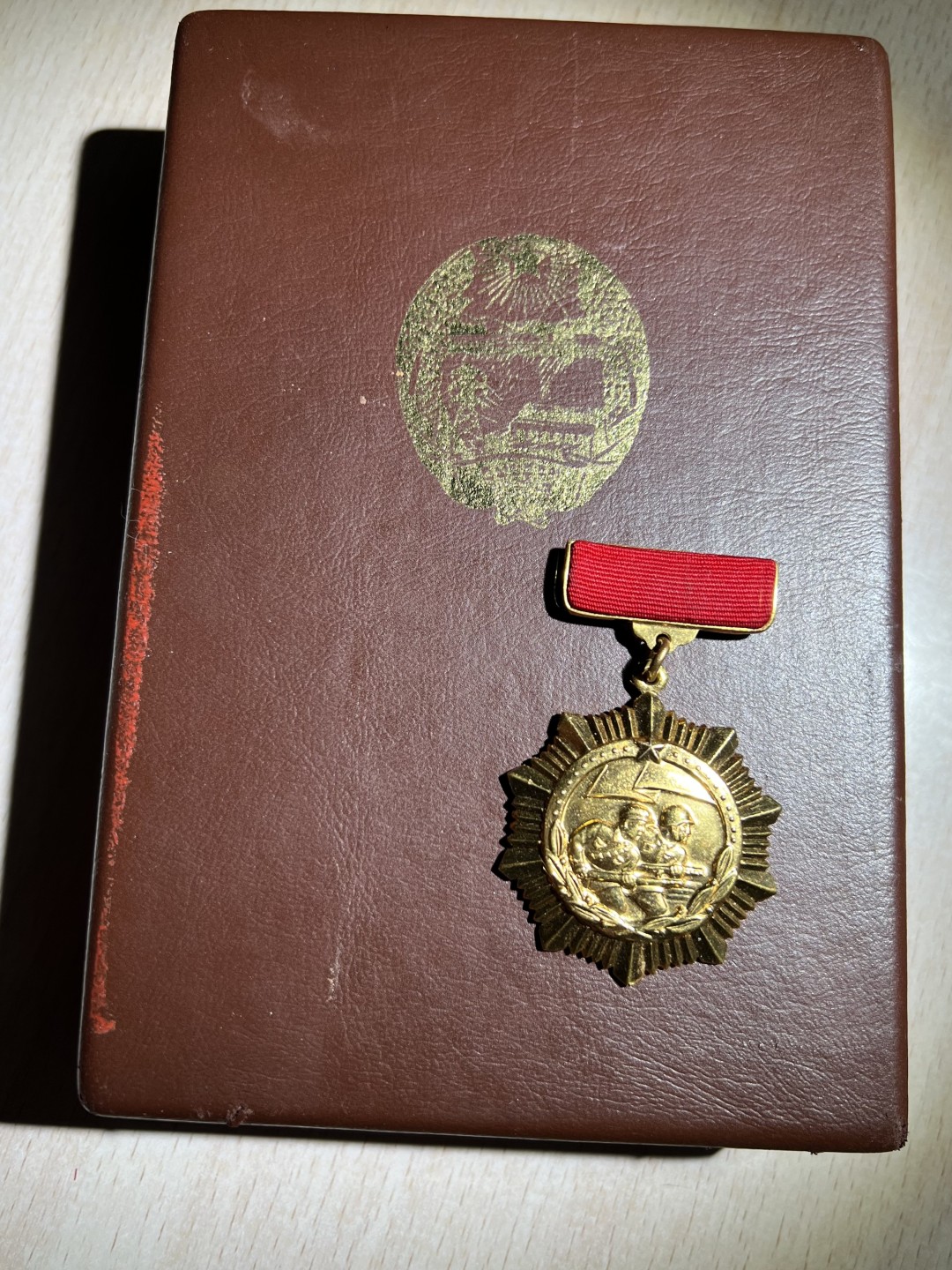 大猫徽章拍卖第205期 朝鲜祖国解放40周年纪念奖章 原盒 颁发存量极少 