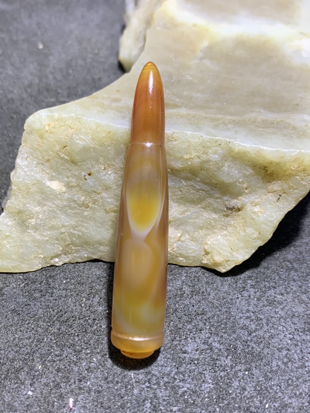精美缠丝玛瑙雕刻子弹头吊坠一个，