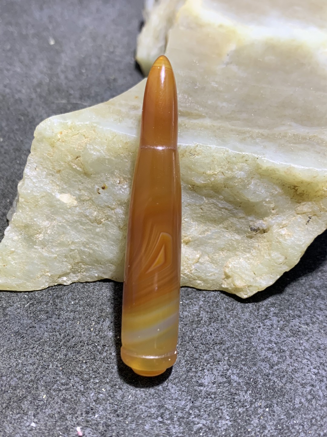 精美缠丝玛瑙雕刻子弹头吊坠一个，