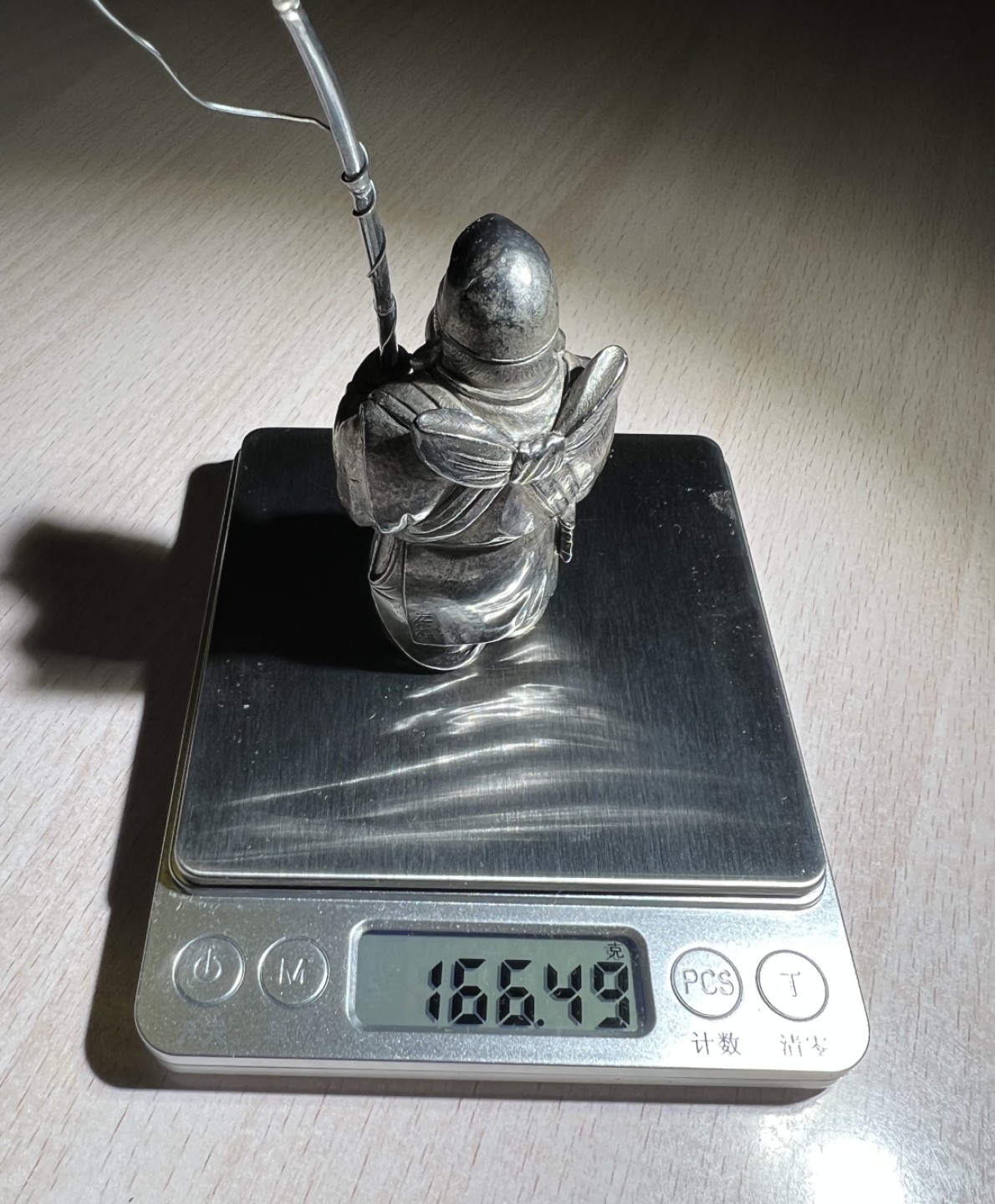 大猫徽章拍卖第205期 纯银财神惠比须摆件，附原木盒，证书 惠比须（亦称惠比寿、夷，日语：えびす）是日本神话中的海神，属于七福神之一，也是七福神中唯一一个日本固有神明。常见的形象是头戴乌帽子、身穿狩衣、右手持钓竿、左手抱鲷鱼的姿态。惠比须是原先是日本渔民信仰的海上守护神，后来由于海运的兴起而成了商业神、财神，到14、15世纪演变为了全日本民众信仰的财神、商业神。日本著名金工，佐野宏行，号宏采，制作。