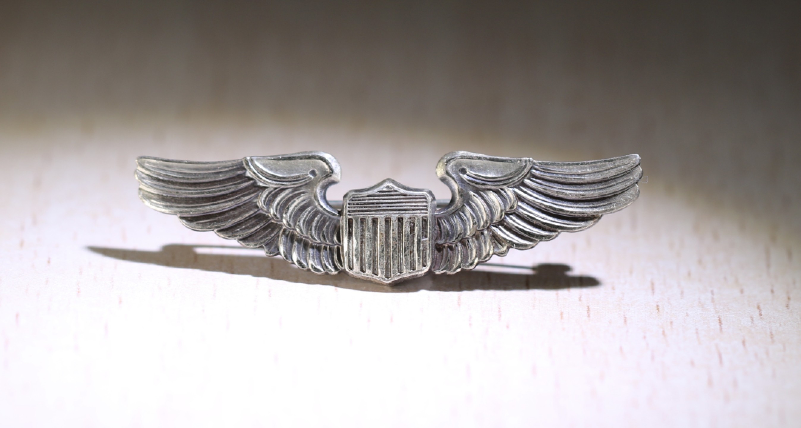 大猫徽章拍卖第205期 二战美军银质飞行标 著名的meyer厂生产 盾标清晰