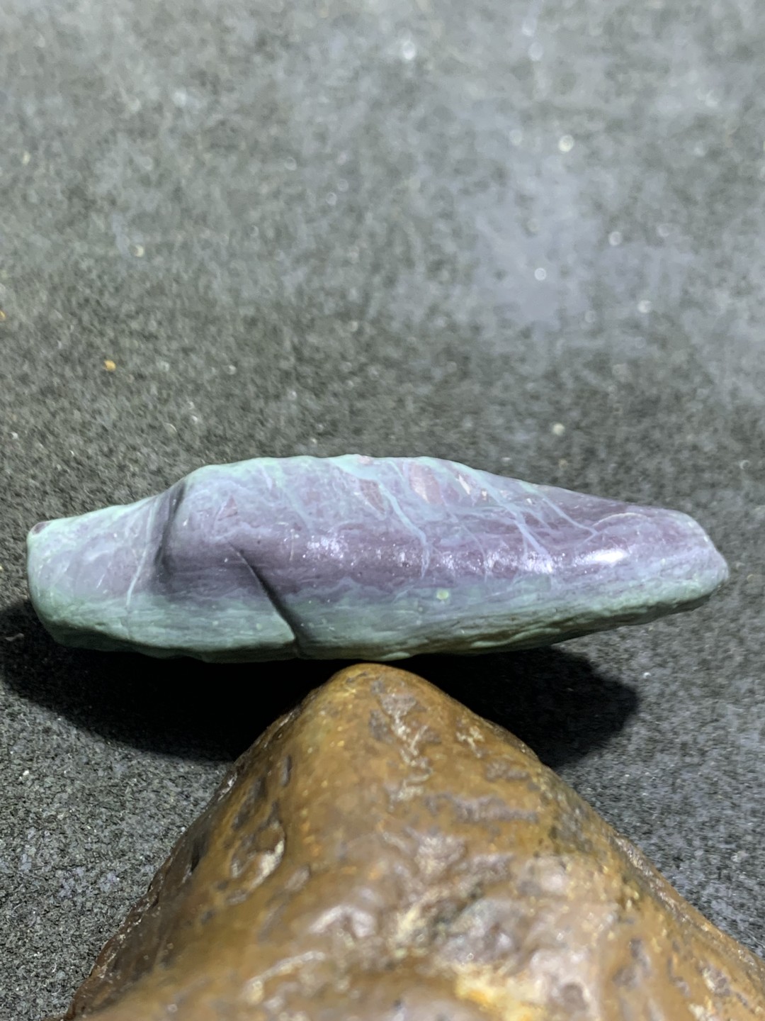 精美阿拉善戈壁绿碧玉原石一颗，