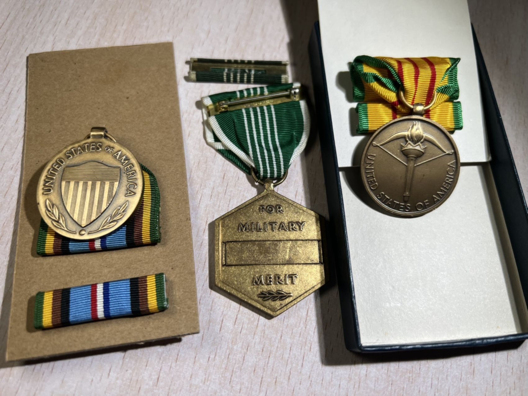 大猫徽章拍卖第205期 美国🇺🇸军版奖章一组2⃣️ 美国武装部队远征奖章，陆军嘉奖奖章，美国越南战争奖章