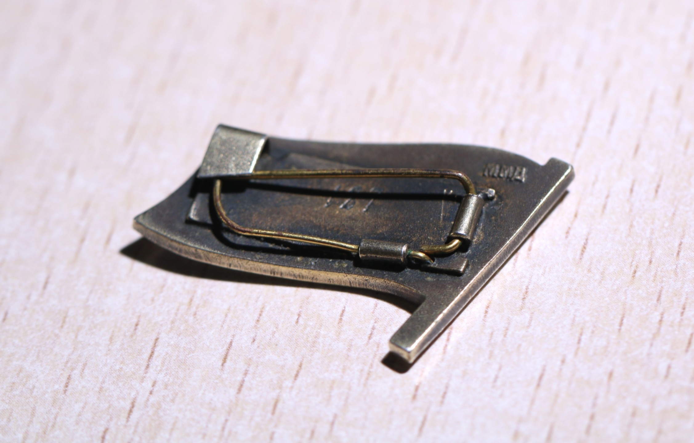 大猫徽章拍卖第205期 阿塞拜疆小红旗 有轻微划痕。