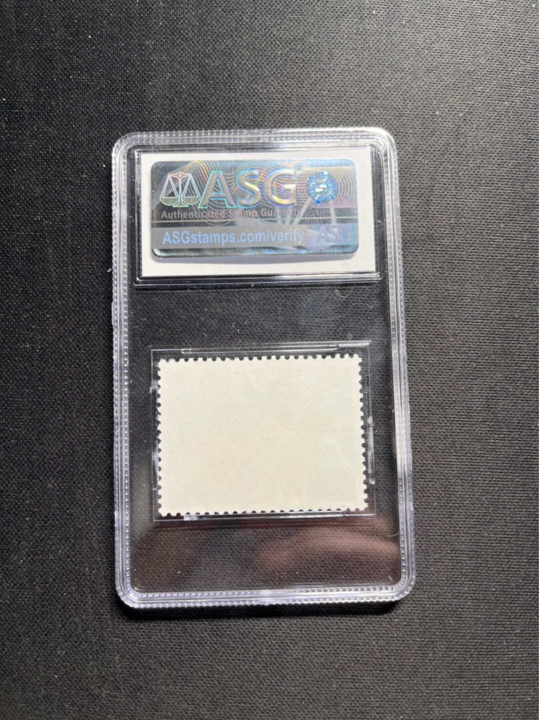 洪涛臻品 精选邮票限时拍卖第五十八期 文17知青4分★漏纽扣★ ASG85分OG ，文革两大变体票，一是文18漏刺刀，二是文17漏纽扣。版撕精品送评，票全品无瑕疵，85分超高性价比。变体票存世量少，潜力巨大，喜欢不要错过，目前ASG评级处于初级阶段，注意趁早下手囤精品货，未来一定有意想不到的收获，(最后一图是漏纽扣变体对比图)