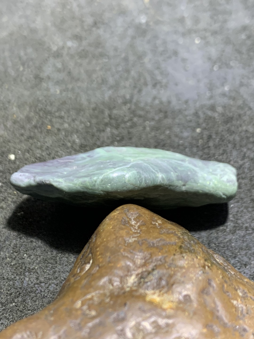 精美阿拉善戈壁绿碧玉原石一颗，
