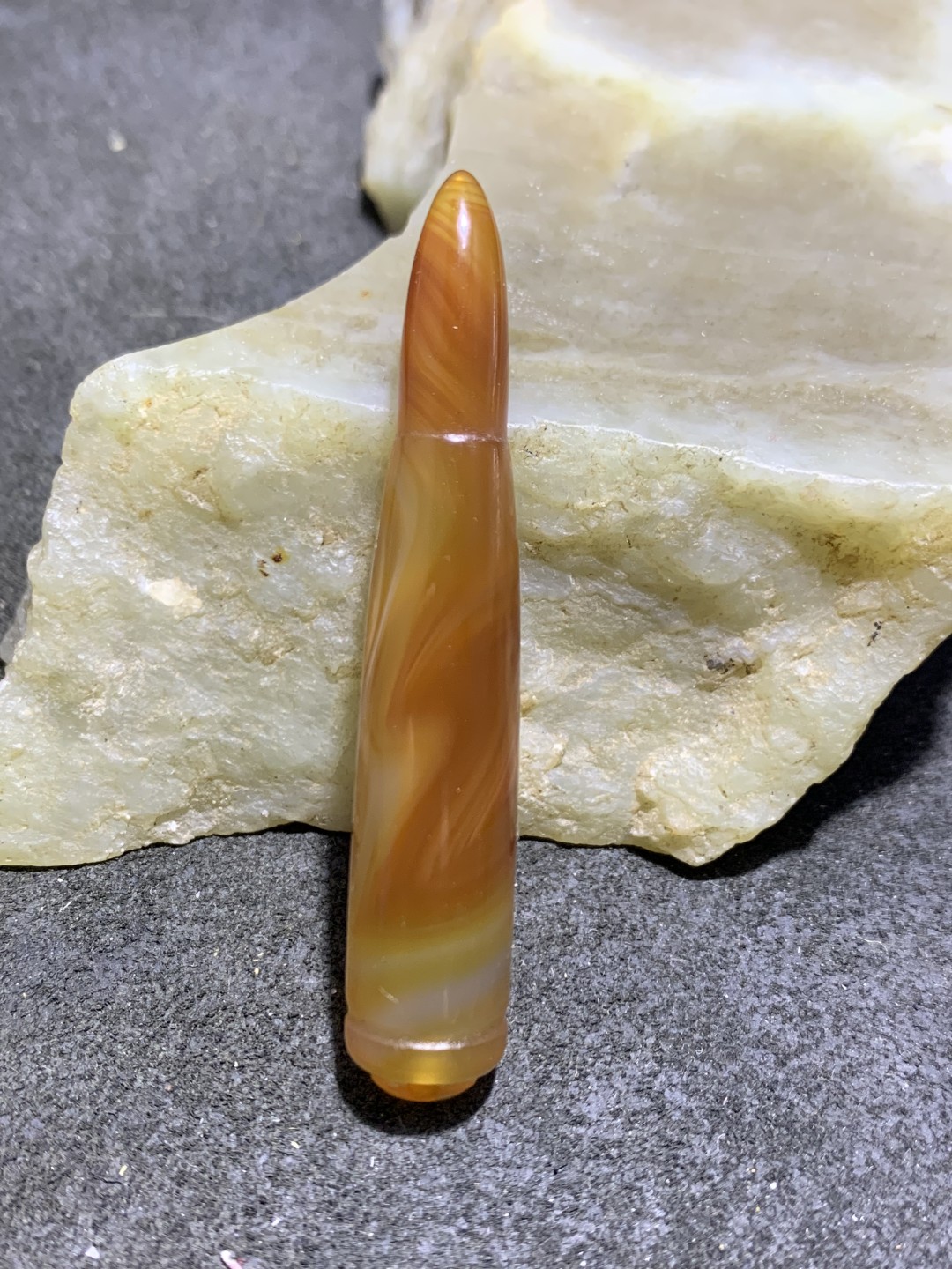 精美缠丝玛瑙雕刻子弹头吊坠一个，