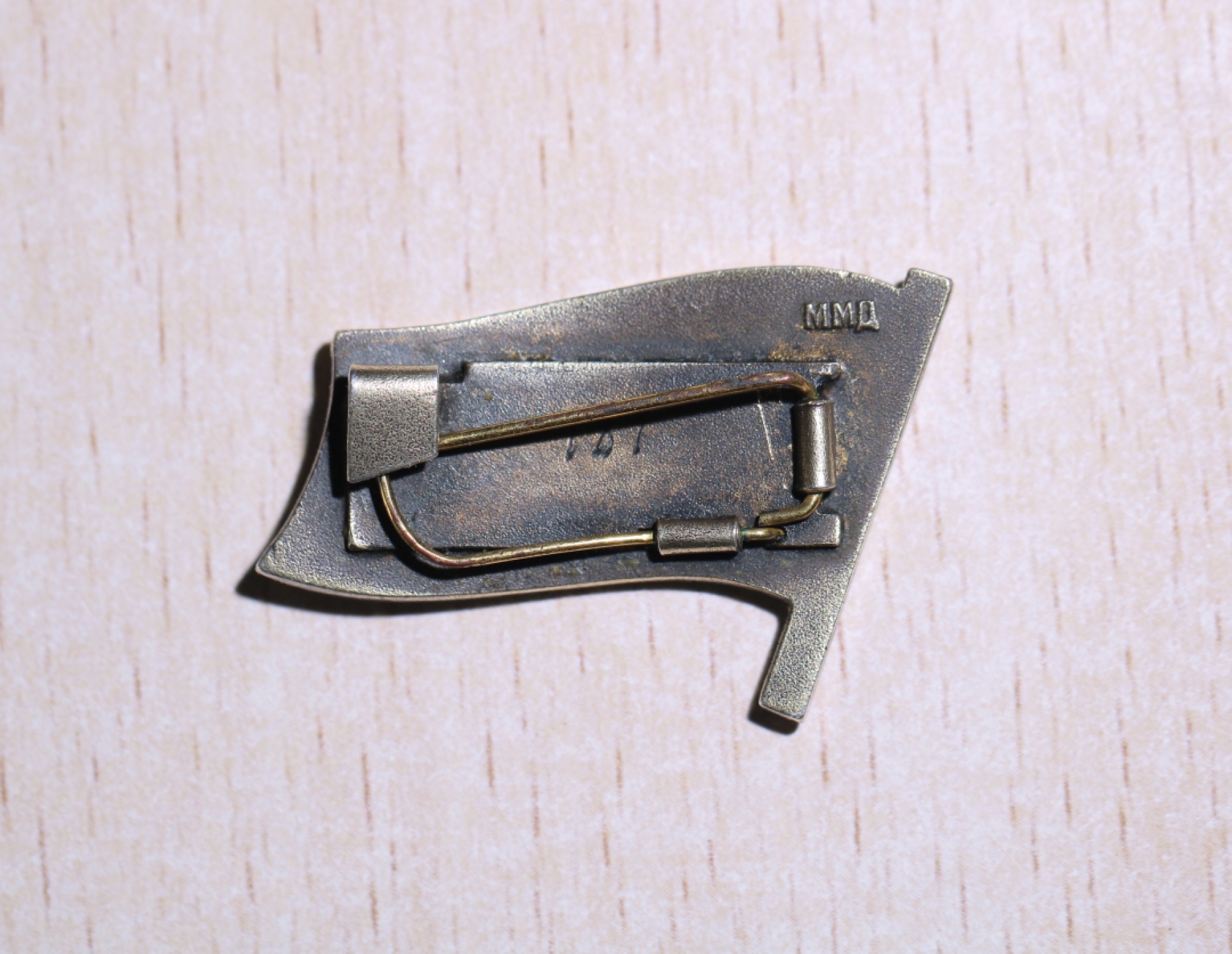 大猫徽章拍卖第205期 阿塞拜疆小红旗 有轻微划痕。