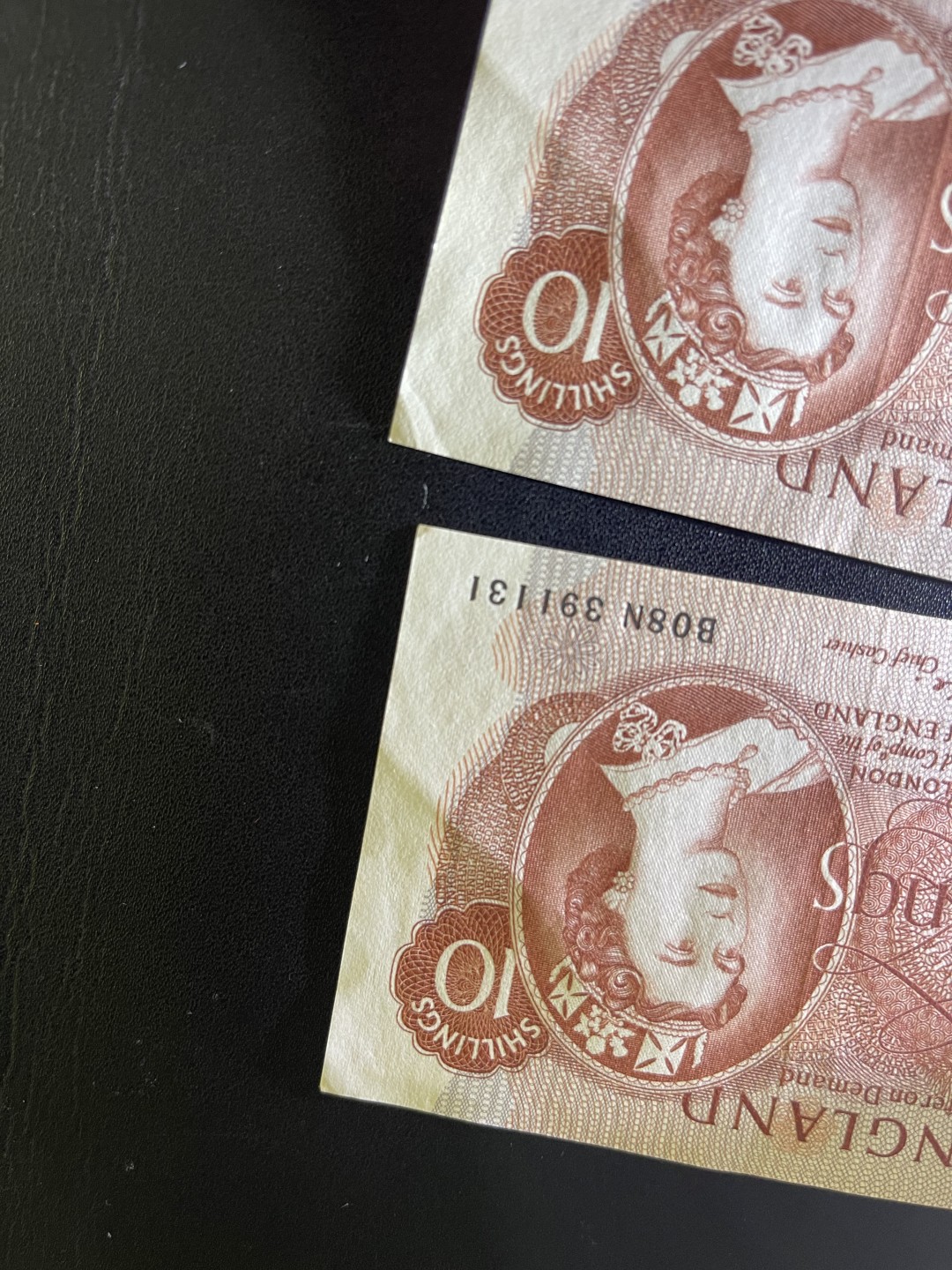 《外钞收藏家》第二百一十期  英国C序列10先令 无47连号 近全新角不绝 轻微潮