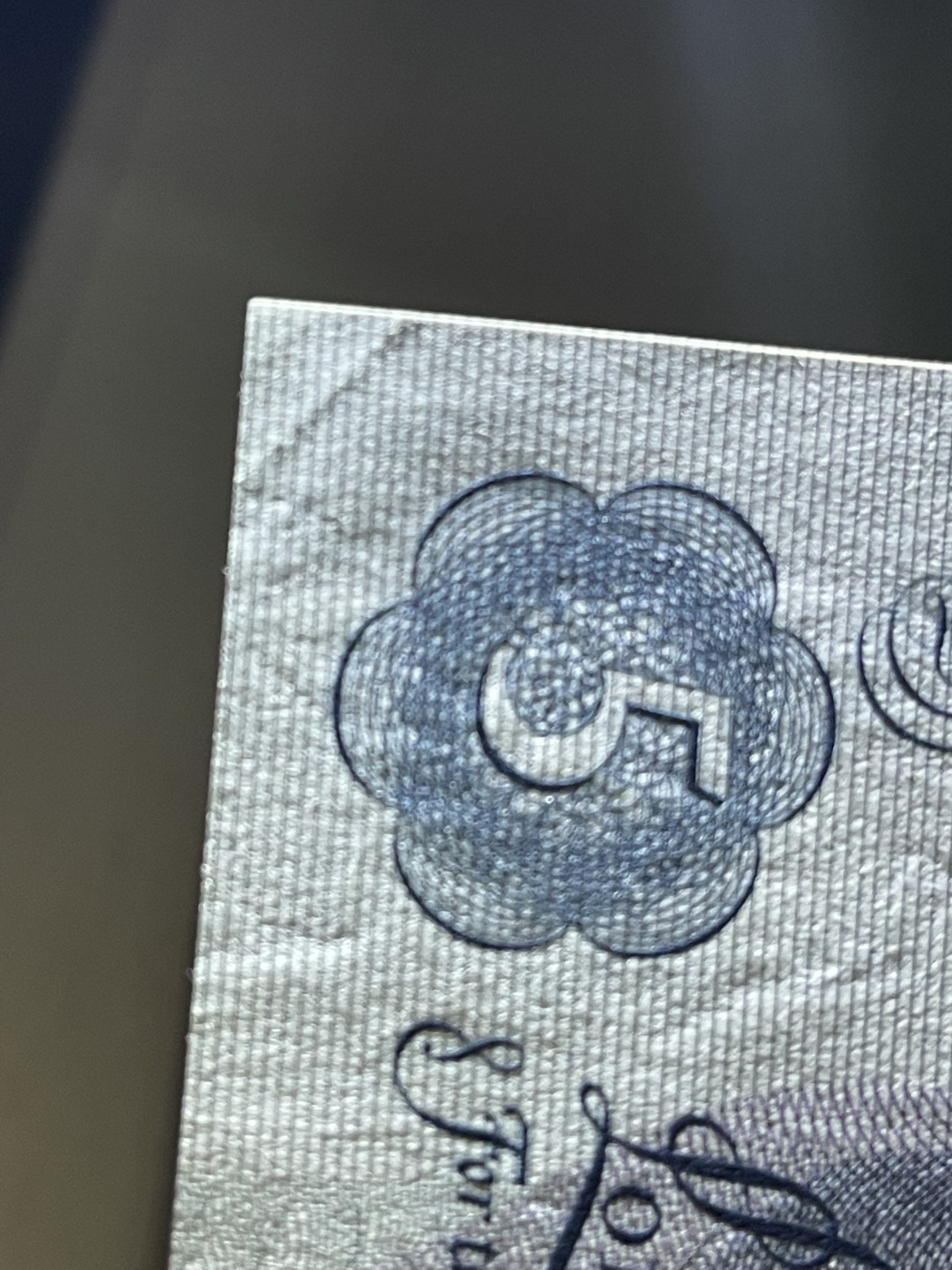 《外钞收藏家》第二百一十期 英国C序列5镑 测光如图 AU+以上品相 疑似有折