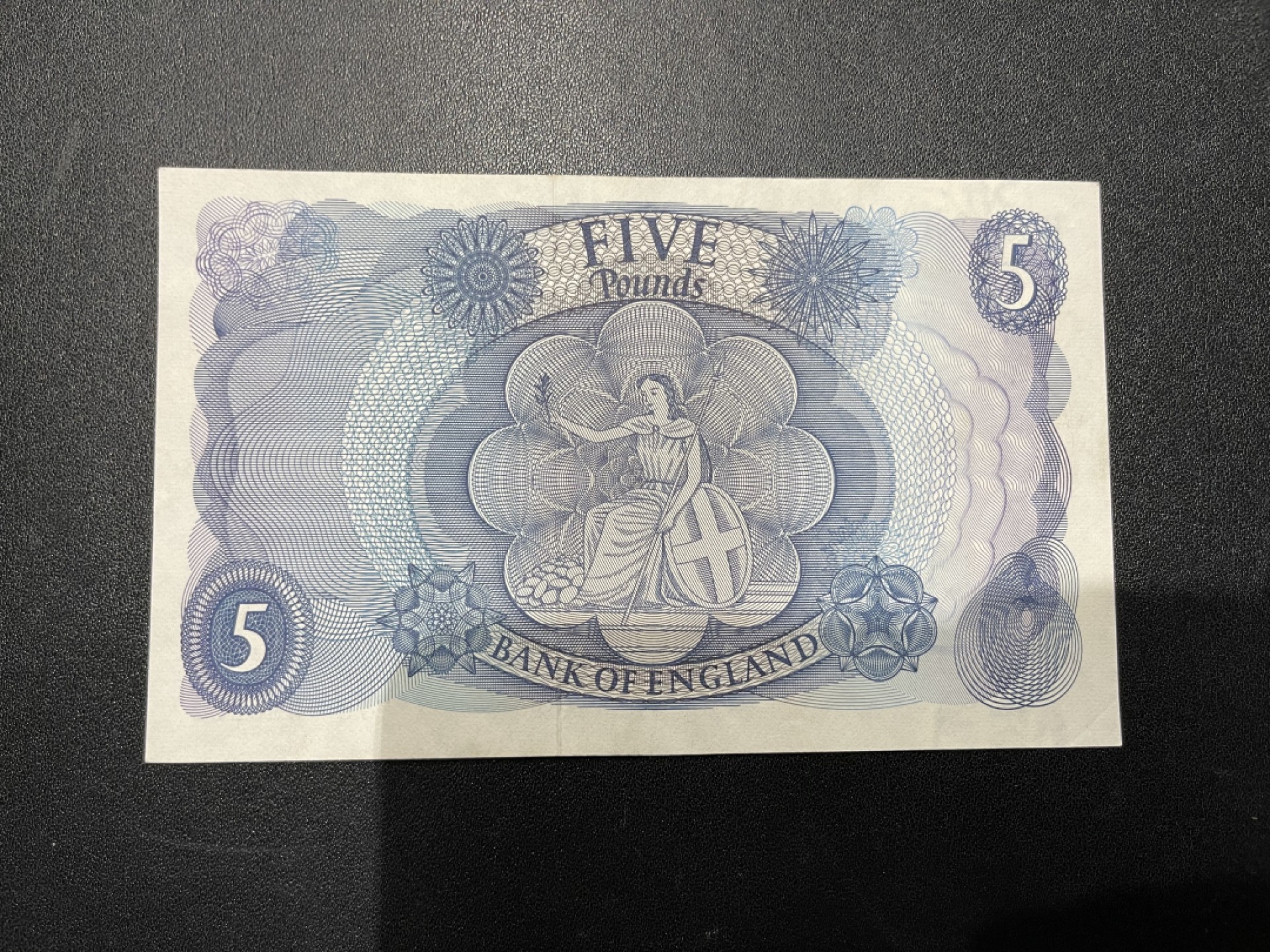 《外钞收藏家》第二百一十期 英国C序列5镑 测光如图 AU+以上品相 疑似有折