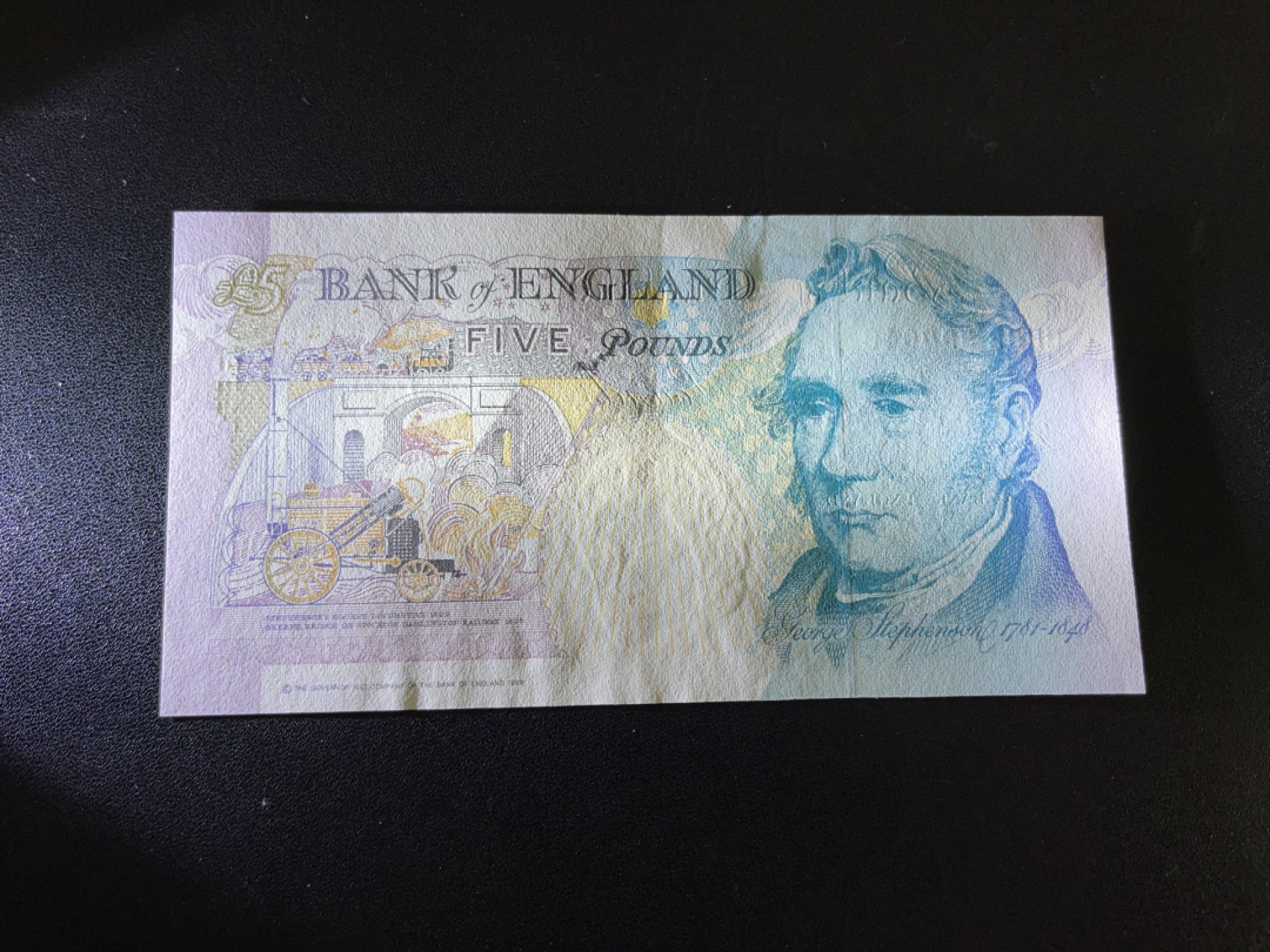 《外钞收藏家》第二百一十期 英国E序列5镑 EE冠 无47靓号尾8 全新UNC