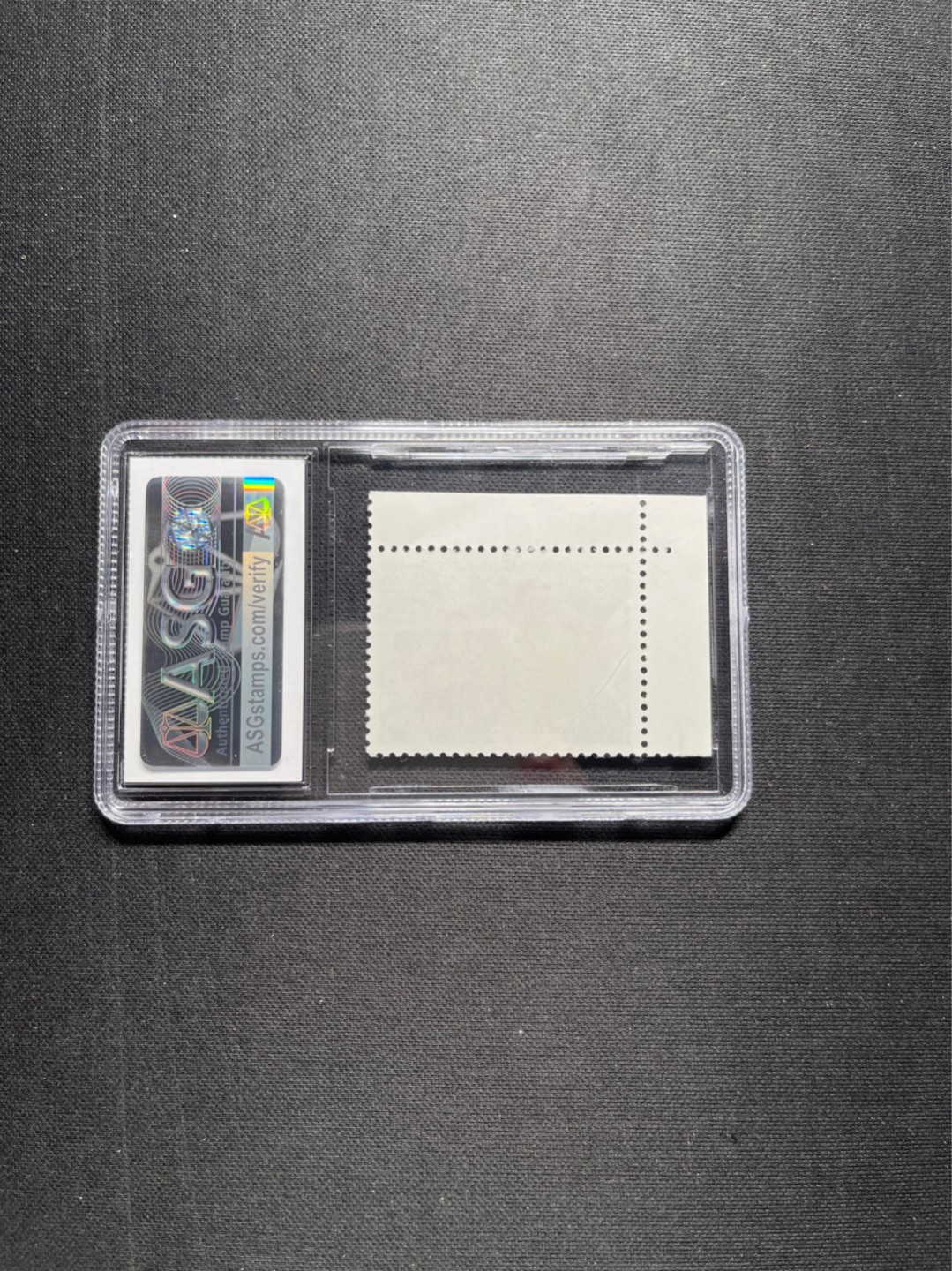洪涛臻品 精选邮票限时拍卖第六十五期 文17知青4分★漏纽扣★ ASG85分OG，直角边 ，色线，文革两大变体票，一是文18漏刺刀，二是文17漏纽扣。版撕精品送评，票全品无瑕疵，85分超高性价比。变体票存世量少，潜力巨大，喜欢不要错过，目前ASG评级处于初级阶段，注意趁早下手囤精品货，未来一定有意想不到的收获，(最后一图是漏纽扣变体对比图)
