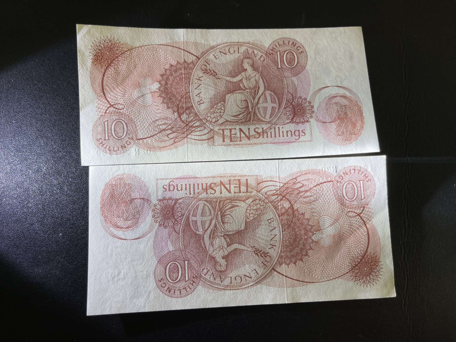 《外钞收藏家》第二百一十期  英国C序列10先令 无47连号 近全新角不绝 轻微潮