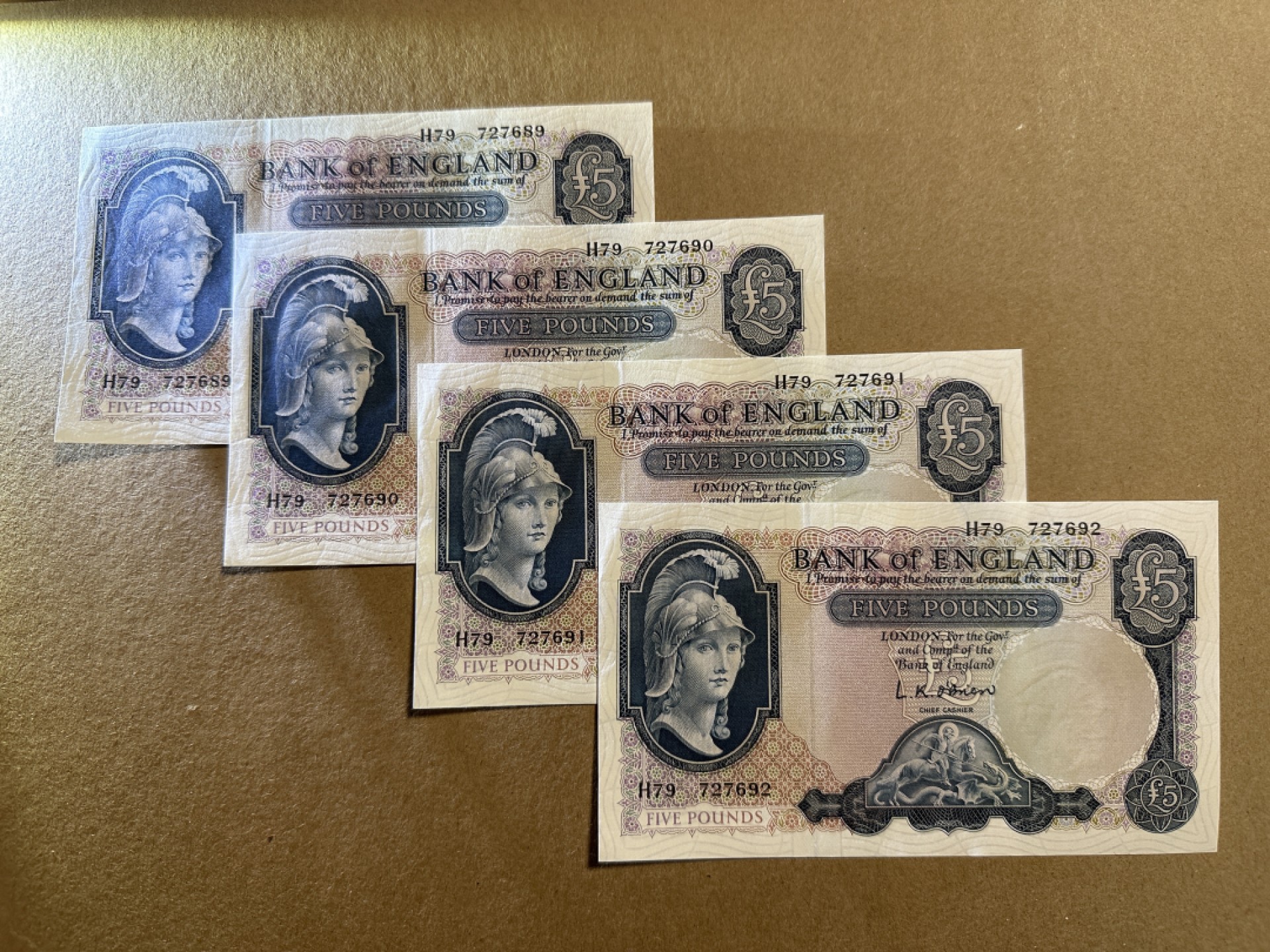 《张总收藏》77期——欧洲精品&女王钞 英格兰5镑连号4张 UNC B序列 轻微荧光斑