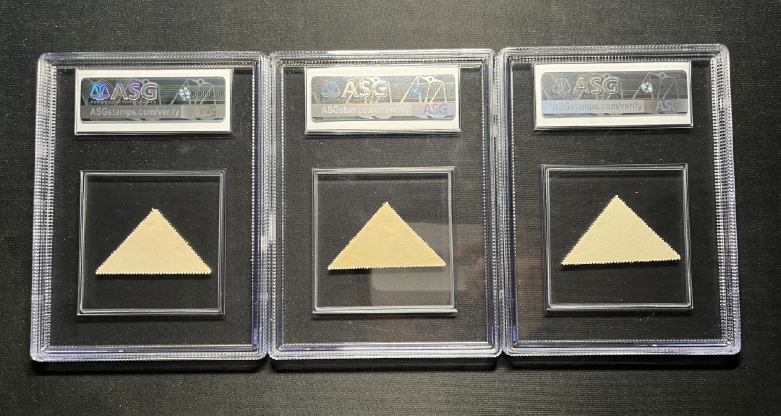 洪涛臻品 精选邮票限时拍卖第五十九期 纪10和平再版新全  ASG85同分一套，大盒带内衬，新中国第一套三角邮票，对于这套票来说，大盒就是它的标准盒。三枚评级费下来600块，加票本身的价值成本要1000块。105最严格时期一次性出分，老纪特早期草纸票能评到85分就是高分，相当于JT的90分。盒子非常大气漂亮，喜欢的老板不要错过