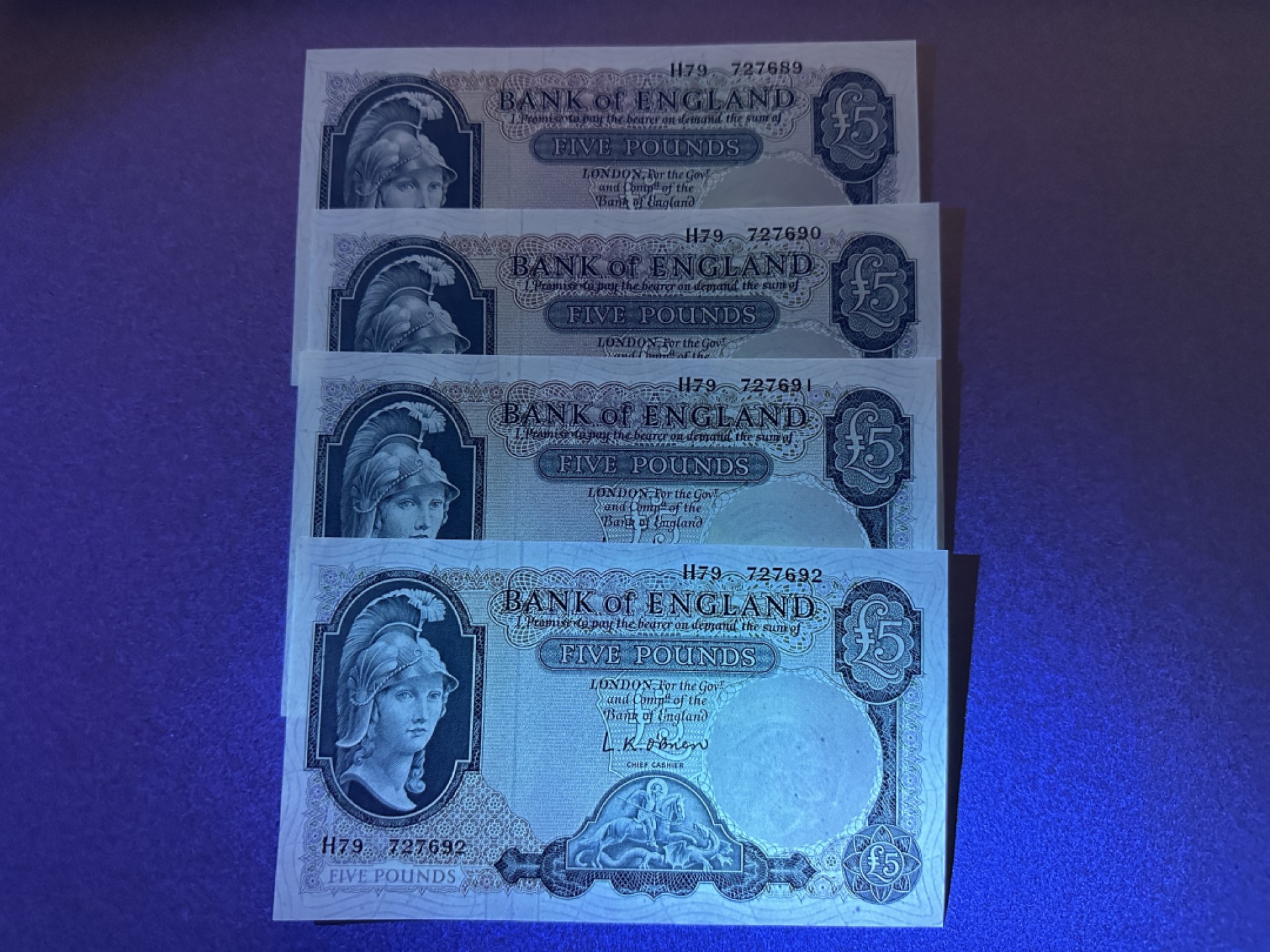 《张总收藏》77期——欧洲精品&女王钞 英格兰5镑连号4张 UNC B序列 轻微荧光斑