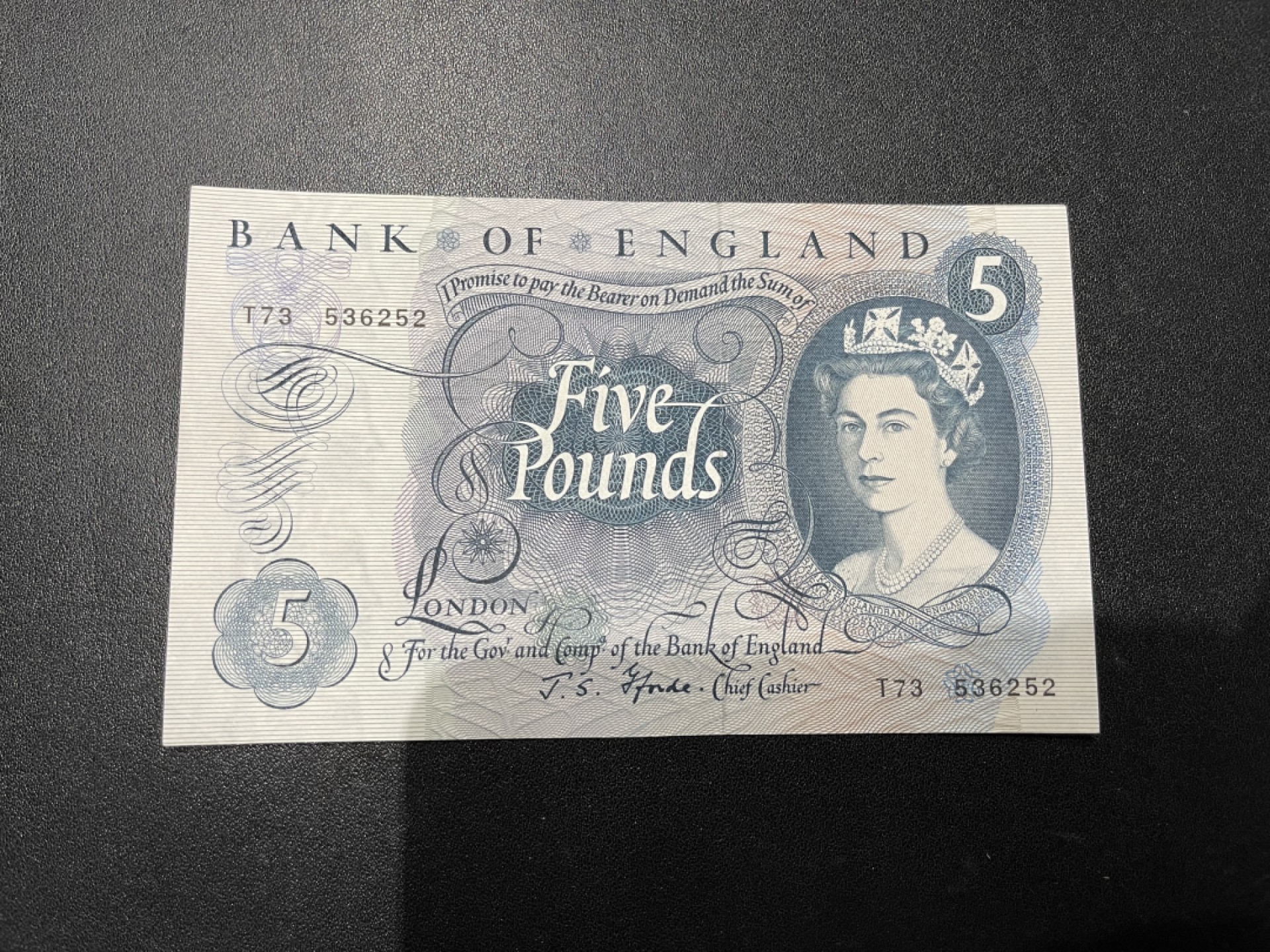 《外钞收藏家》第二百一十期 英国C序列5镑 测光如图 AU+以上品相 疑似有折