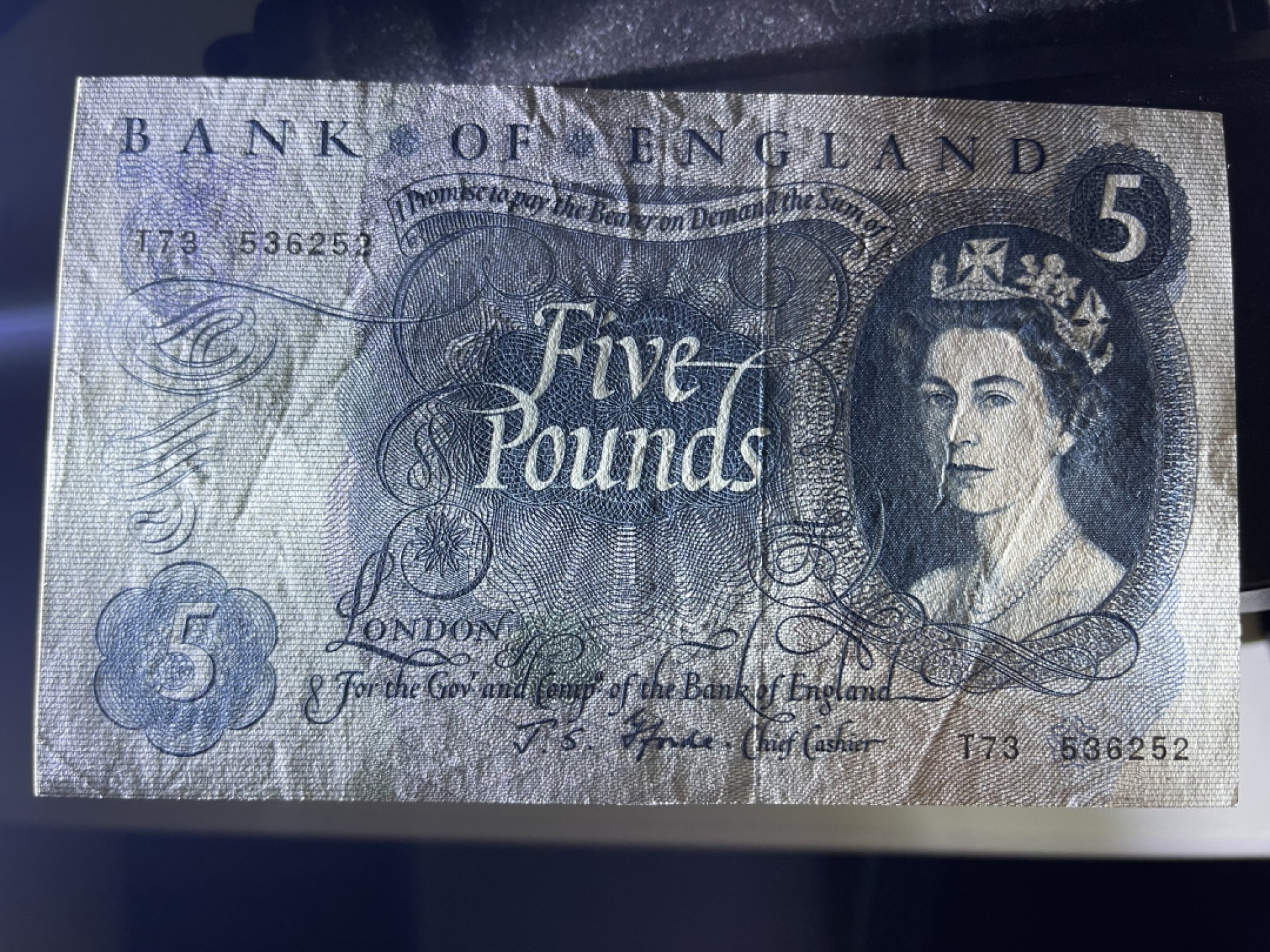 《外钞收藏家》第二百一十期 英国C序列5镑 测光如图 AU+以上品相 疑似有折