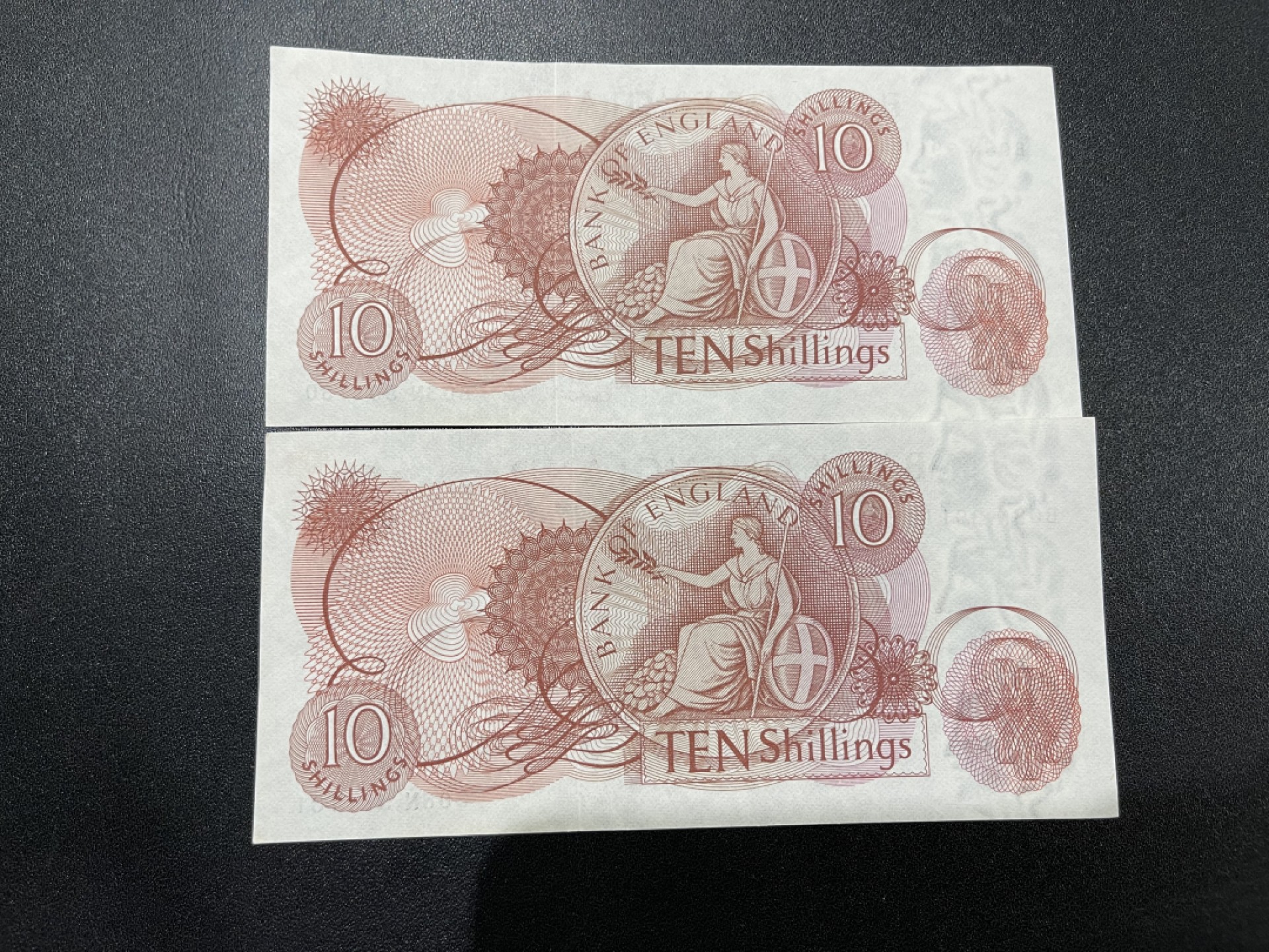 《外钞收藏家》第二百一十期  英国C序列10先令 无47连号 近全新角不绝 轻微潮