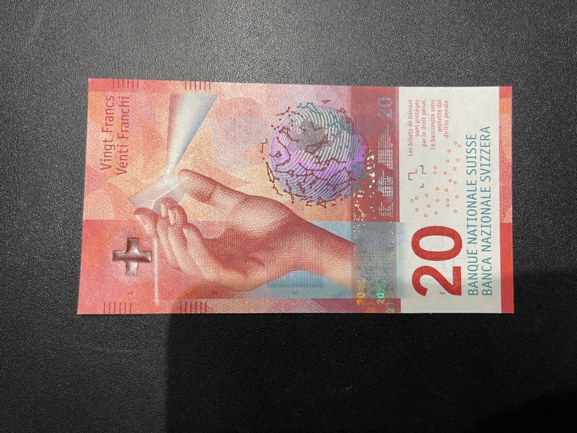 《外钞收藏家》第二百一十期 瑞士法郎2015年手版20元UNC，无47