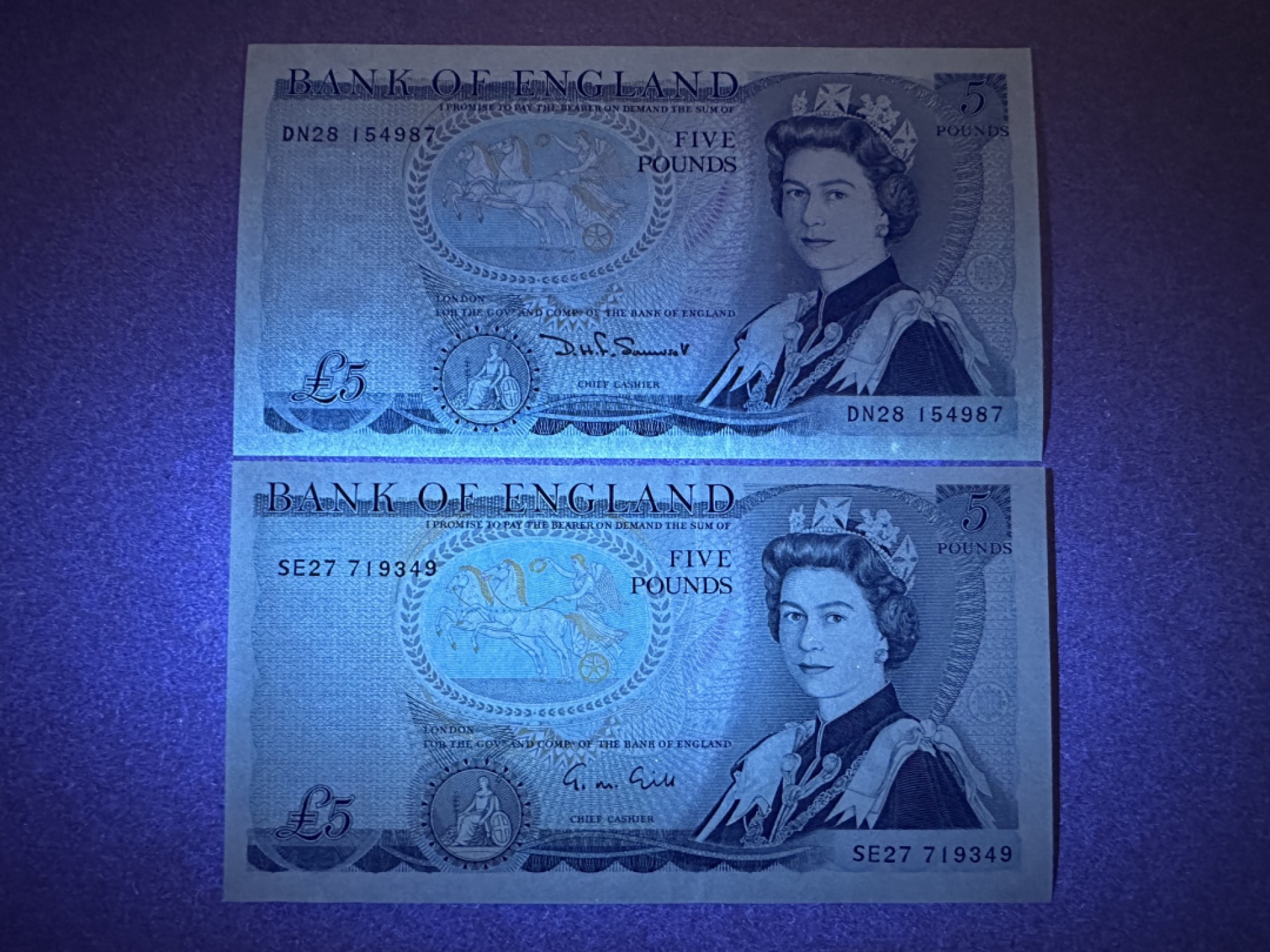 《张总收藏》77期——欧洲精品&女王钞 英格兰5镑2张 UNC D序列 不同签名2张