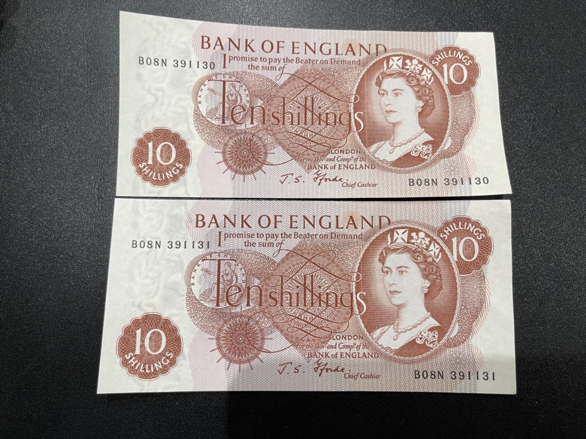 《外钞收藏家》第二百一十期  英国C序列10先令 无47连号 近全新角不绝 轻微潮