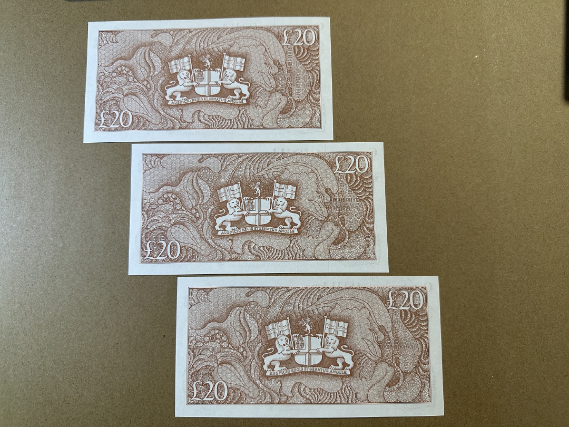 《张总收藏》77期——欧洲精品&女王钞 圣赫勒拿岛20镑连号3张 UNC A1冠 女王钞