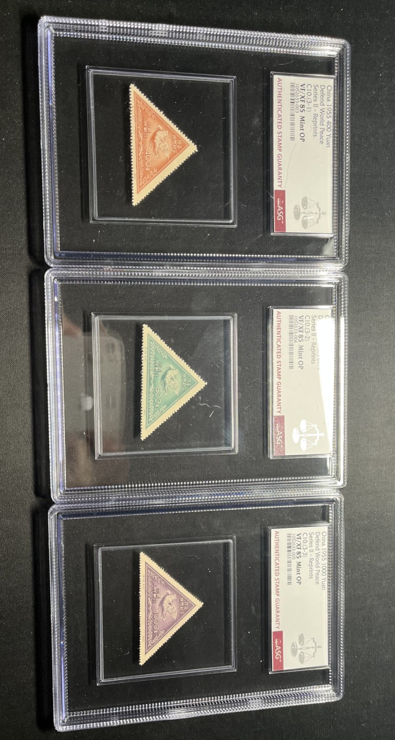 洪涛臻品 精选邮票限时拍卖第五十九期 纪10和平再版新全  ASG85同分一套，大盒带内衬，新中国第一套三角邮票，对于这套票来说，大盒就是它的标准盒。三枚评级费下来600块，加票本身的价值成本要1000块。105最严格时期一次性出分，老纪特早期草纸票能评到85分就是高分，相当于JT的90分。盒子非常大气漂亮，喜欢的老板不要错过