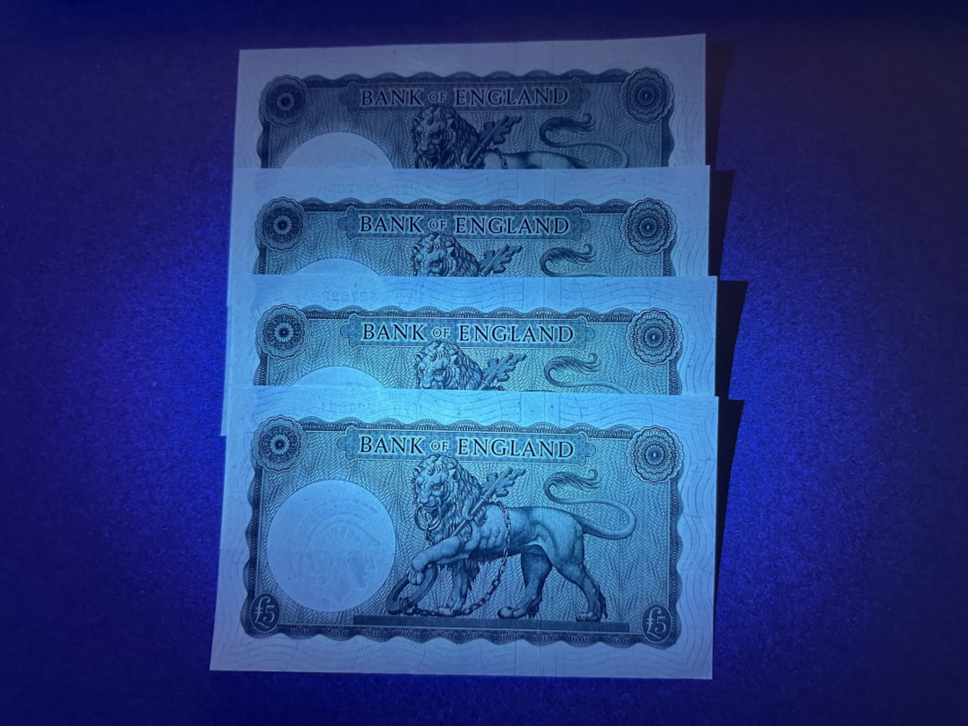 《张总收藏》77期——欧洲精品&女王钞 英格兰5镑连号4张 UNC B序列 轻微荧光斑