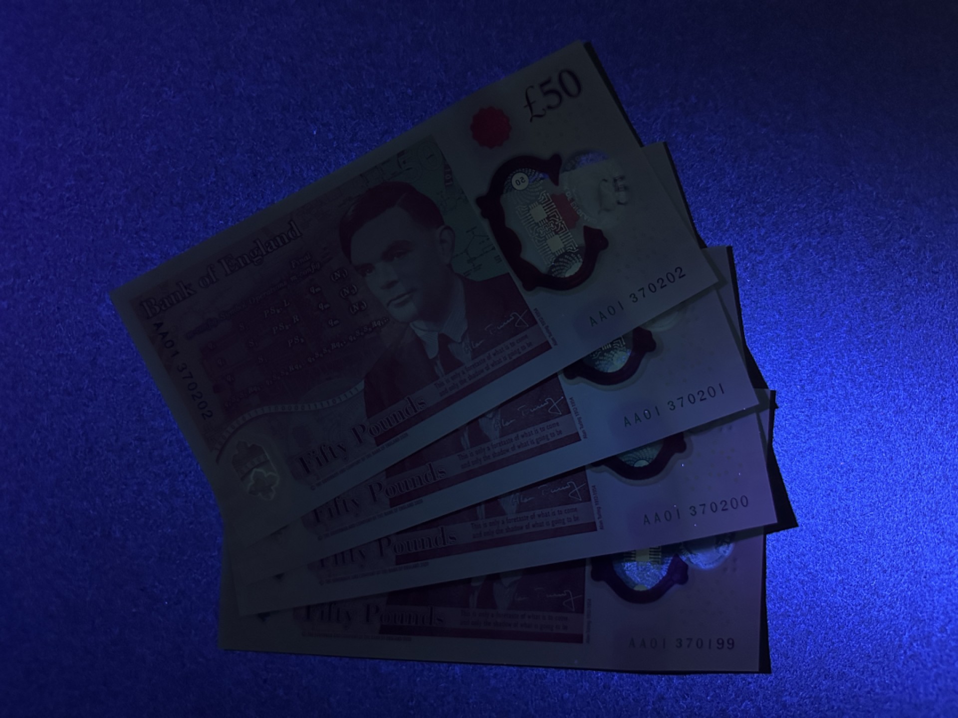 《张总收藏》77期——欧洲精品&女王钞 英格兰50镑连号4张 UNC 2020年塑料钞 AA01冠