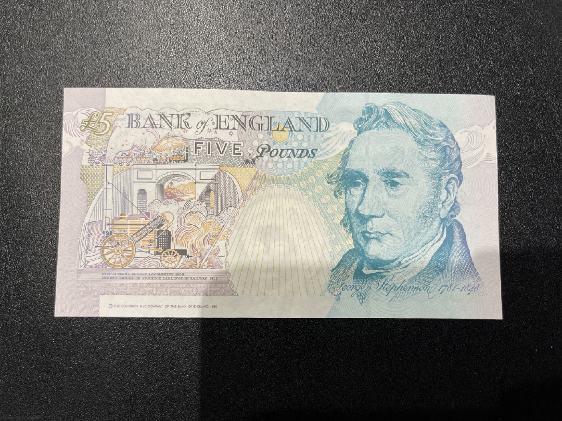 《外钞收藏家》第二百一十期 英国E序列5镑 EE冠 无47靓号尾8 全新UNC