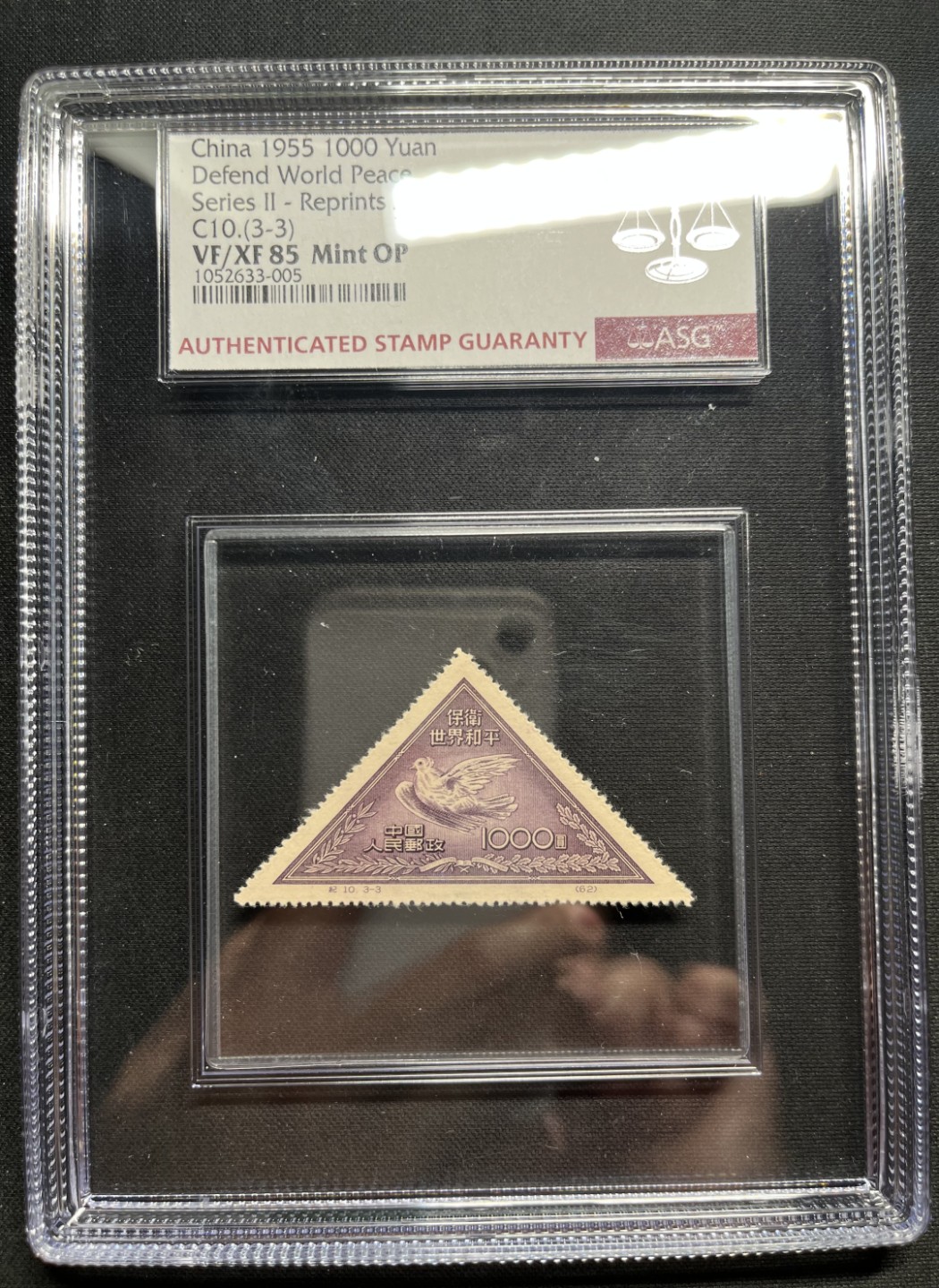 洪涛臻品 精选邮票限时拍卖第五十九期 纪10和平再版新全  ASG85同分一套，大盒带内衬，新中国第一套三角邮票，对于这套票来说，大盒就是它的标准盒。三枚评级费下来600块，加票本身的价值成本要1000块。105最严格时期一次性出分，老纪特早期草纸票能评到85分就是高分，相当于JT的90分。盒子非常大气漂亮，喜欢的老板不要错过