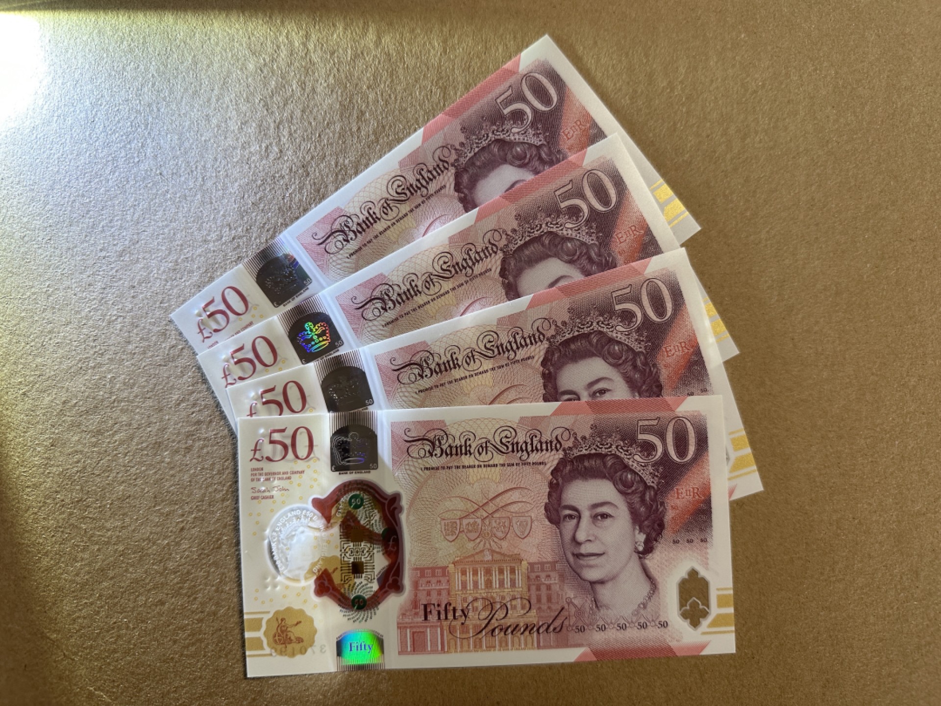 《张总收藏》77期——欧洲精品&女王钞 英格兰50镑连号4张 UNC 2020年塑料钞 AA01冠