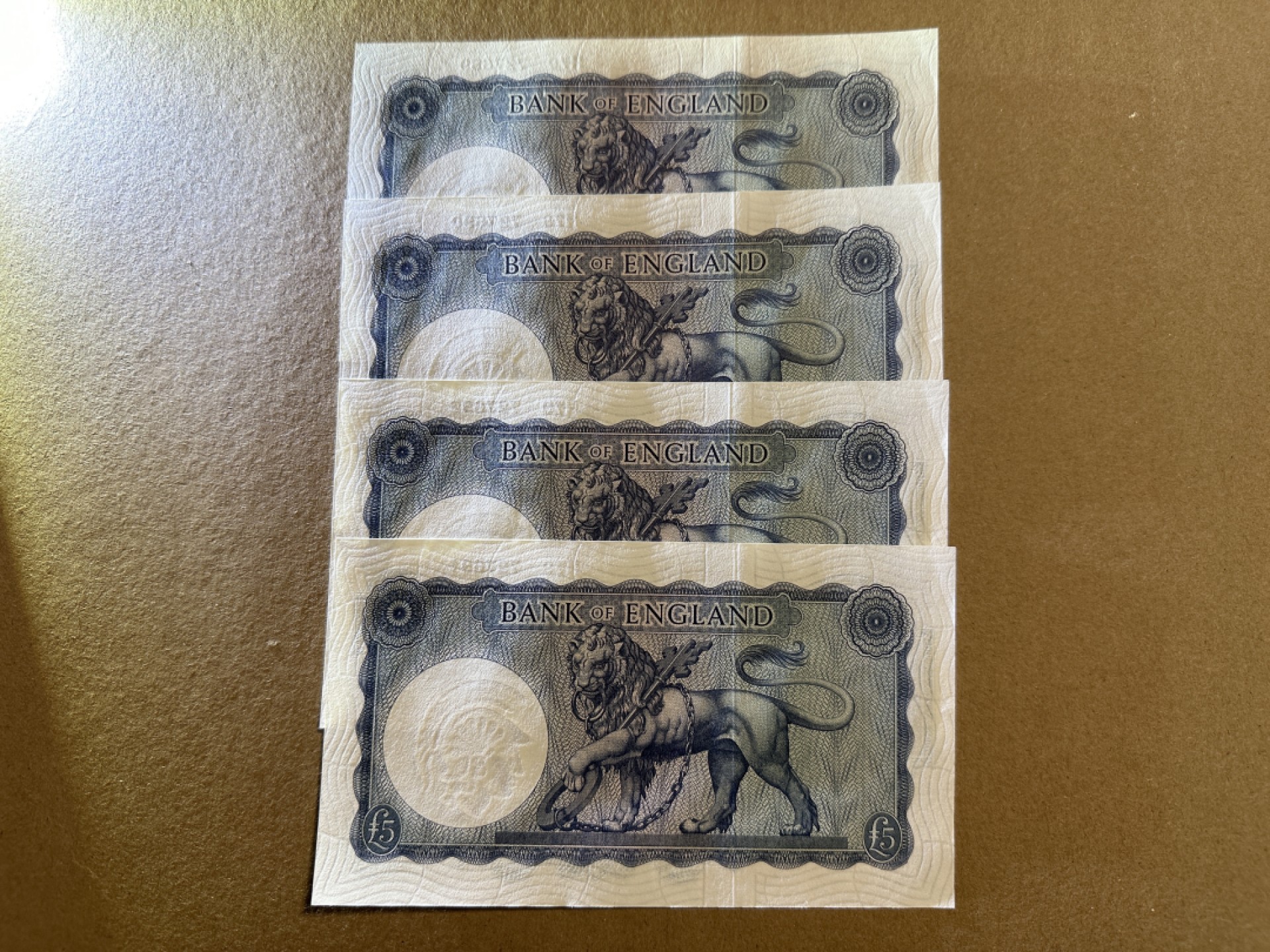 《张总收藏》77期——欧洲精品&女王钞 英格兰5镑连号4张 UNC B序列 轻微荧光斑