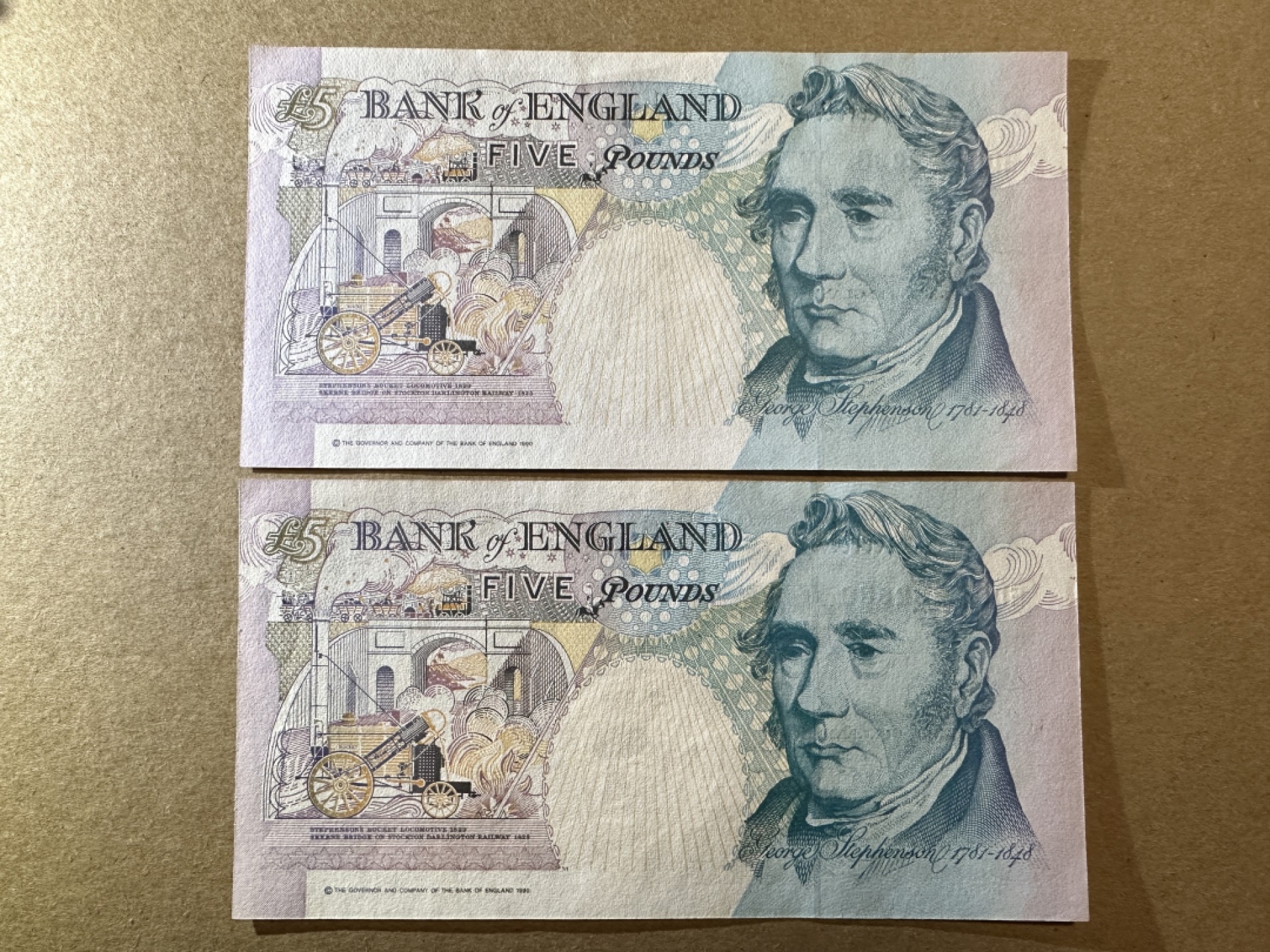 《张总收藏》77期——欧洲精品&女王钞 英格兰5镑连号2张 UNC E序列 皇冠版 边缘有轻微荧光
