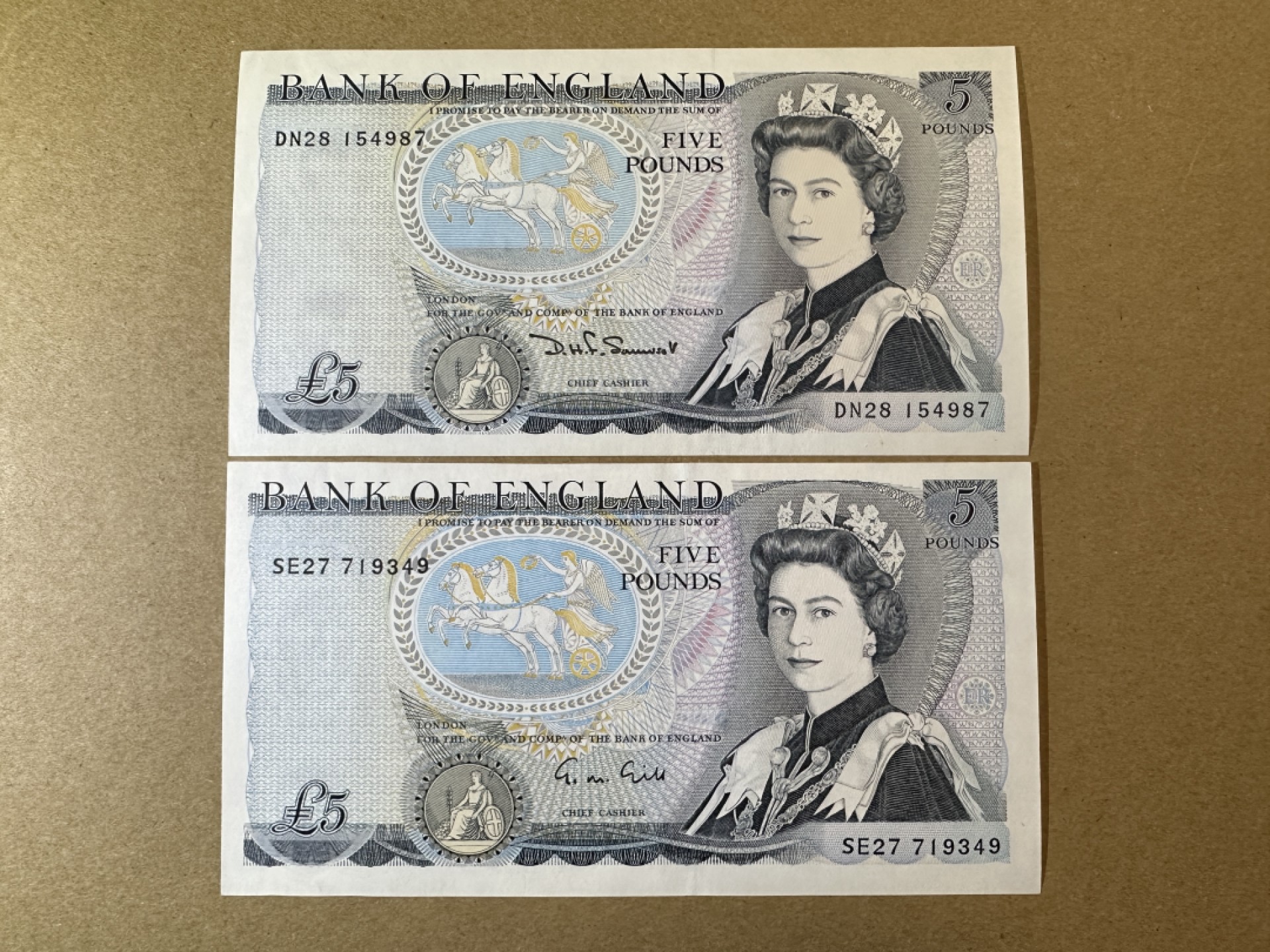 《张总收藏》77期——欧洲精品&女王钞 英格兰5镑2张 UNC D序列 不同签名2张