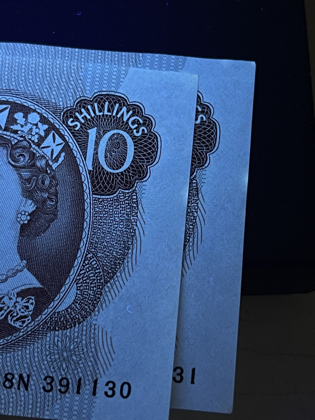 《外钞收藏家》第二百一十期  英国C序列10先令 无47连号 近全新角不绝 轻微潮