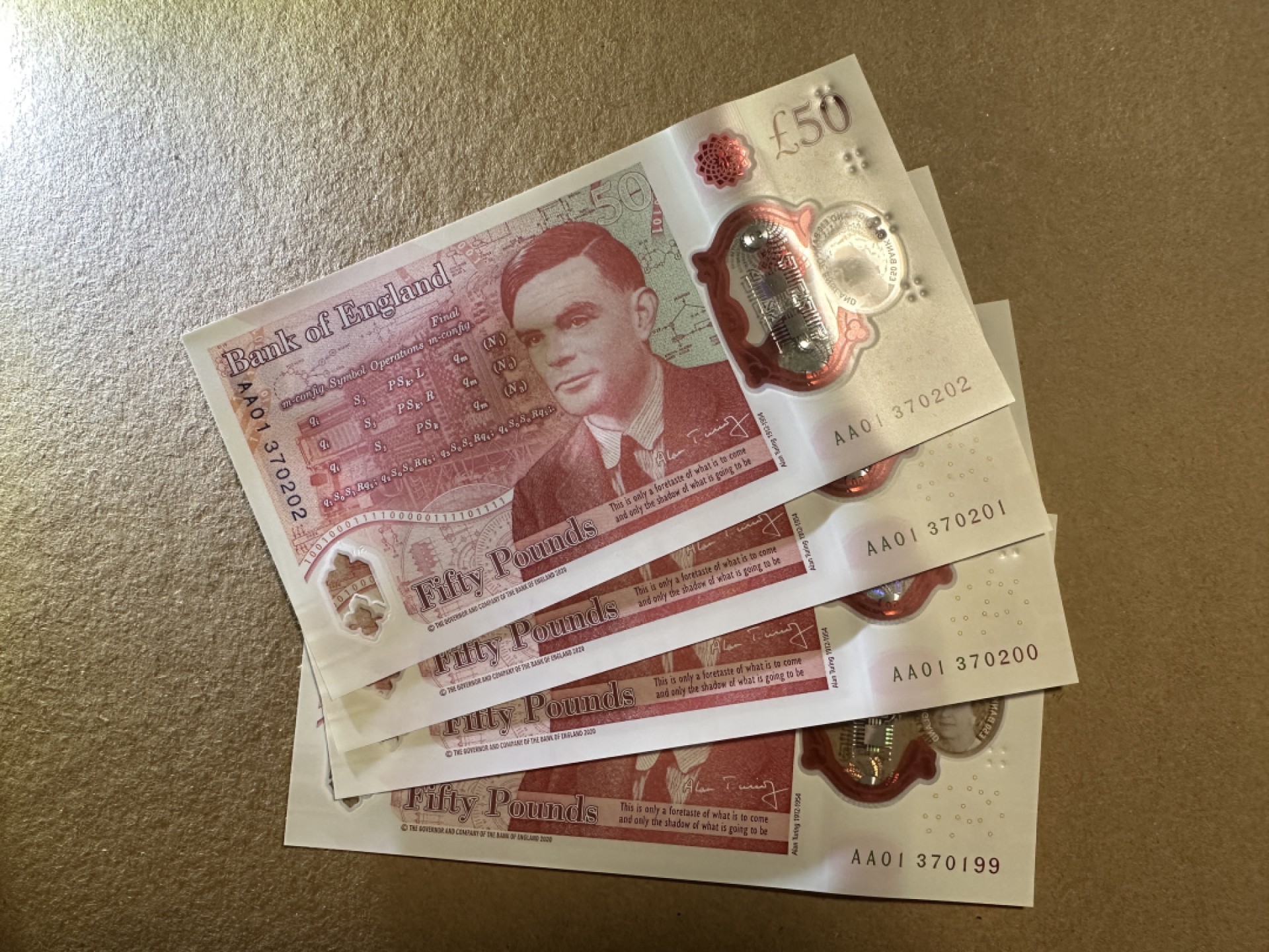 《张总收藏》77期——欧洲精品&女王钞 英格兰50镑连号4张 UNC 2020年塑料钞 AA01冠