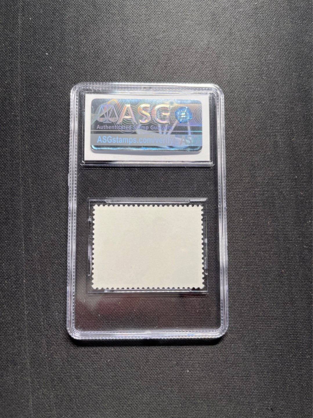 洪涛臻品 精选邮票限时拍卖第六十三期 文17知青4分★漏纽扣★ ASG90分OG ，文革两大变体票，一是文18漏刺刀，二是文17漏纽扣。版撕精品送评，票全品无瑕疵，90高分非常难得，可收藏，可投资。变体票存世量少，潜力巨大，喜欢不要错过，目前ASG评级处于初级阶段，注意趁早下手囤精品货，未来一定有意想不到的收获，(最后一图是漏纽扣变体对比图)