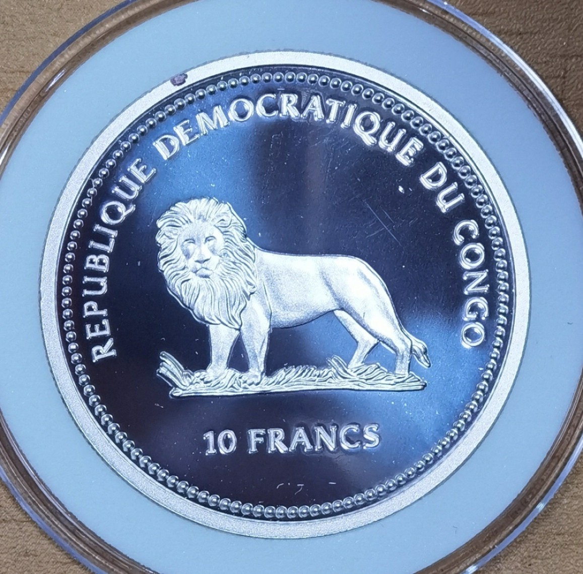 北京马甸外国币专卖微拍第八十七期，外国金银币专场，陆续上新，欢迎关注 2000年刚果发行梭镜焕彩鹦鹉精制银币，重量25.45克成色925