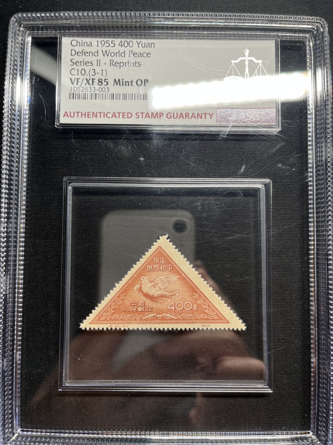 洪涛臻品 精选邮票限时拍卖第五十九期 纪10和平再版新全  ASG85同分一套，大盒带内衬，新中国第一套三角邮票，对于这套票来说，大盒就是它的标准盒。三枚评级费下来600块，加票本身的价值成本要1000块。105最严格时期一次性出分，老纪特早期草纸票能评到85分就是高分，相当于JT的90分。盒子非常大气漂亮，喜欢的老板不要错过