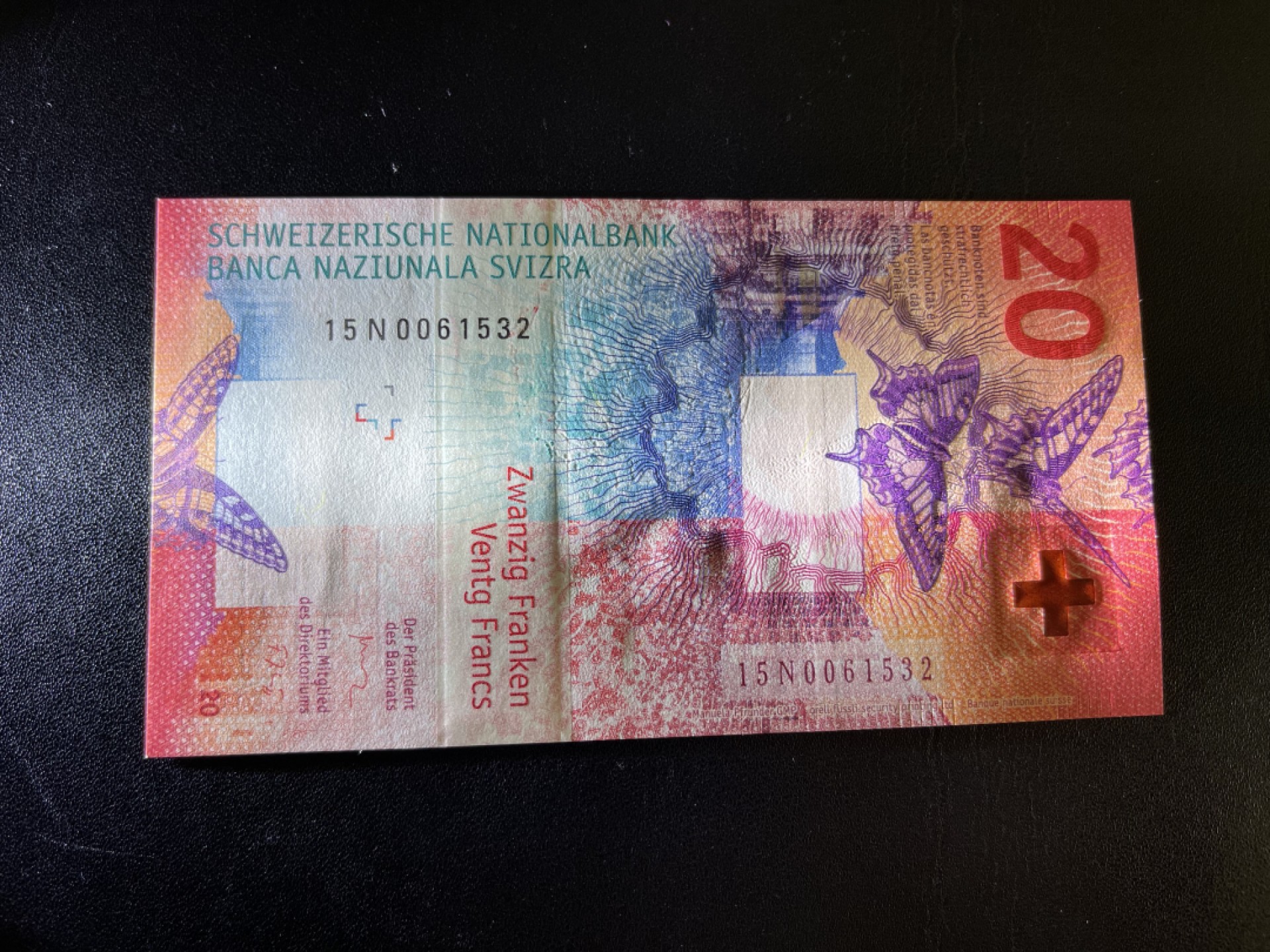 《外钞收藏家》第二百一十期 瑞士法郎2015年手版20元UNC，无47