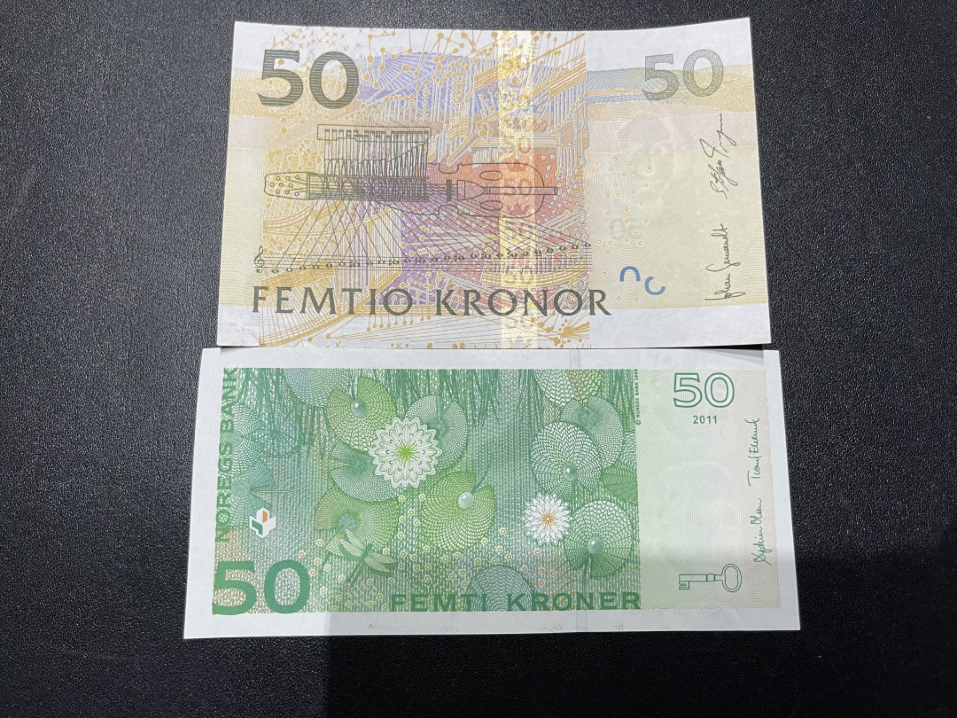 《外钞收藏家》第二百一十期 瑞典50克朗全新 一个角有瑕疵和挪威50克朗 全新UNC 两张一起