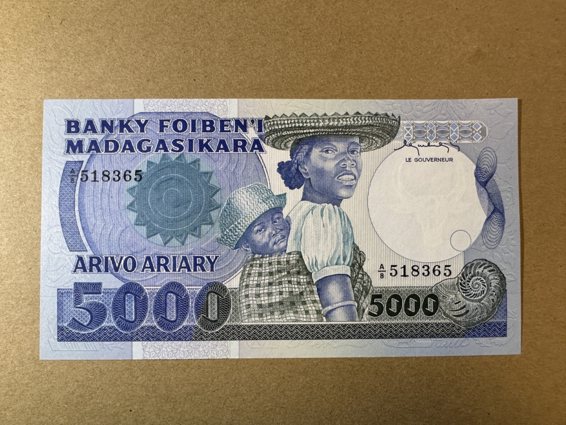 《张总收藏》77期——欧洲精品&女王钞 马达加斯加5000元 UNC 1983年