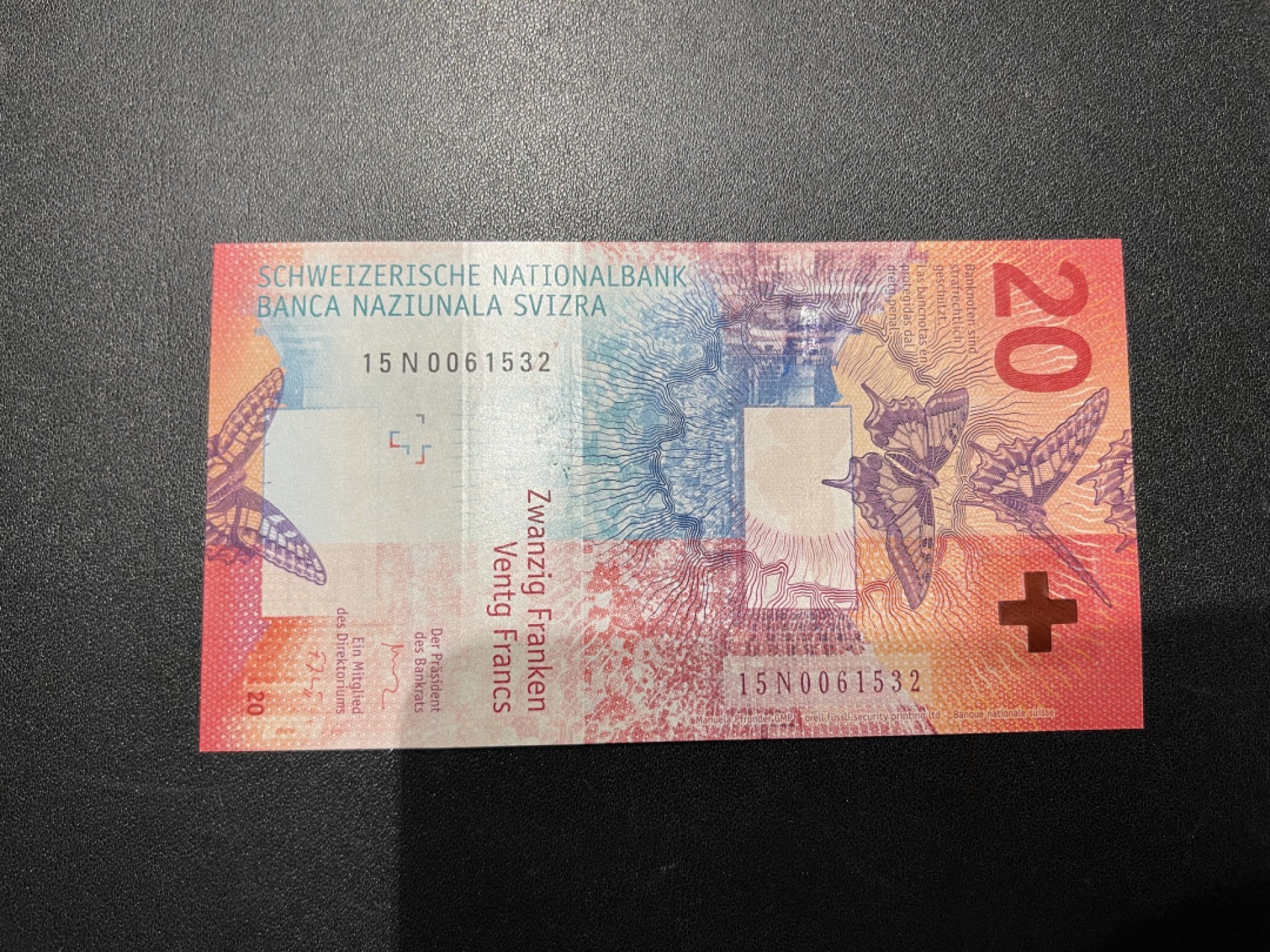 《外钞收藏家》第二百一十期 瑞士法郎2015年手版20元UNC，无47