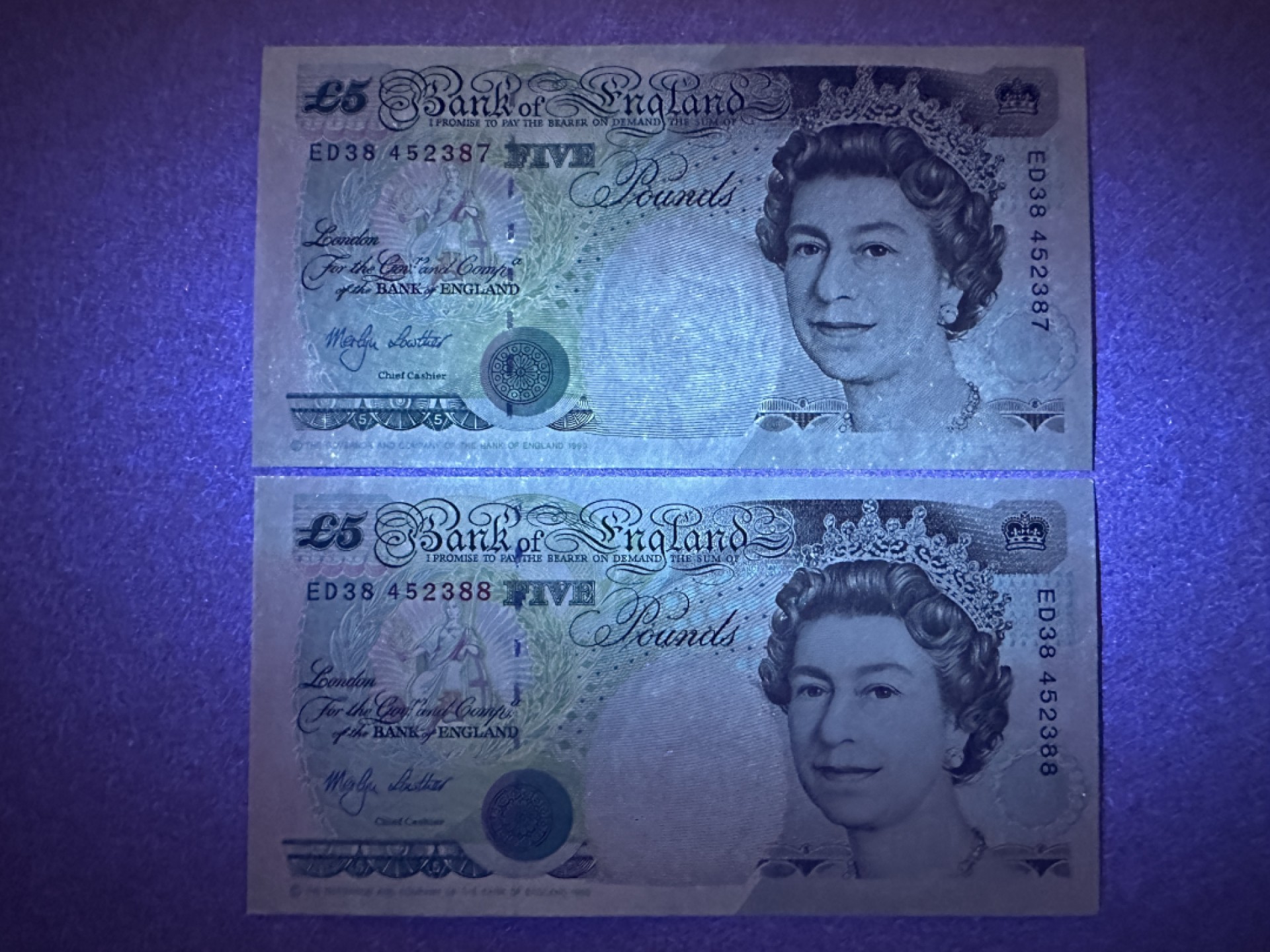 《张总收藏》77期——欧洲精品&女王钞 英格兰5镑连号2张 UNC E序列 皇冠版 边缘有轻微荧光